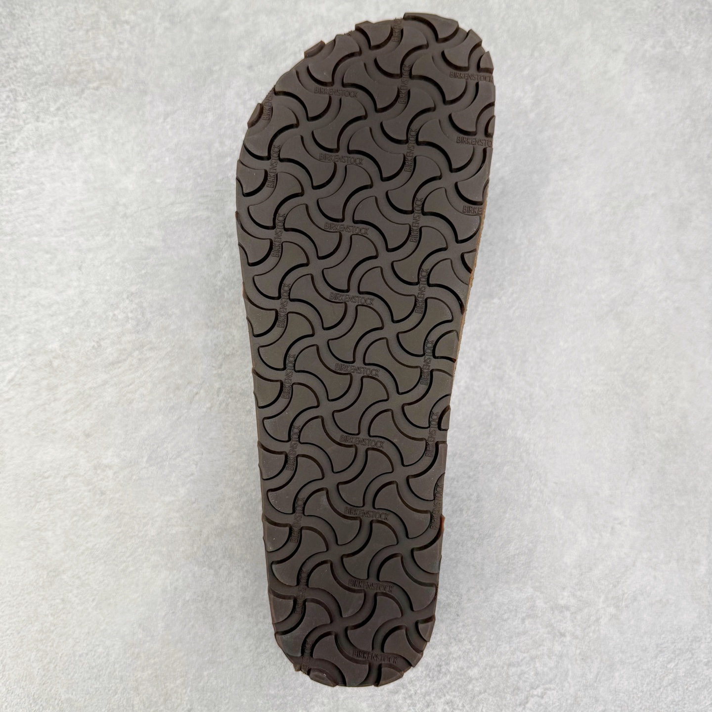 图片[9]-＃GD广顶 Birkenstock Naples 勃肯绒面舒适圆头百搭增高厚底包头拖鞋男女同款 牛皮绒面革质地柔软 搭配可调节鞋扣提升穿着舒适度 人体工学设计分散脚部压力 保护脚踝 软木乳胶鞋床具有一定的收缩性 长时间穿着后能贴合脚型 EVA鞋底回弹性和抗张性力高 具有良好的防震、缓冲性 四季皆宜 柔软的鞋床采用额外的泡沫缓冲层 提供额外的舒适感和全天支撑 全网独家首发 源于德国的严谨工艺 牛巴戎面 中层松木 EVA 三层组合大底 优质牛皮面料五金扣 出口订单 尺码：35-45-选品中心