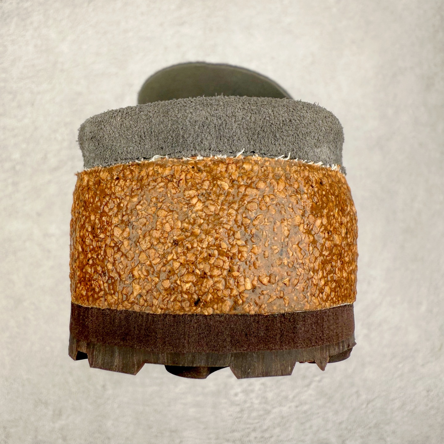 图片[8]-＃GD广顶 Birkenstock Naples 勃肯绒面舒适圆头百搭增高厚底包头拖鞋男女同款 牛皮绒面革质地柔软 搭配可调节鞋扣提升穿着舒适度 人体工学设计分散脚部压力 保护脚踝 软木乳胶鞋床具有一定的收缩性 长时间穿着后能贴合脚型 EVA鞋底回弹性和抗张性力高 具有良好的防震、缓冲性 四季皆宜 柔软的鞋床采用额外的泡沫缓冲层 提供额外的舒适感和全天支撑 全网独家首发 源于德国的严谨工艺 牛巴戎面 中层松木 EVA 三层组合大底 优质牛皮面料五金扣 出口订单 尺码：35-45-选品中心