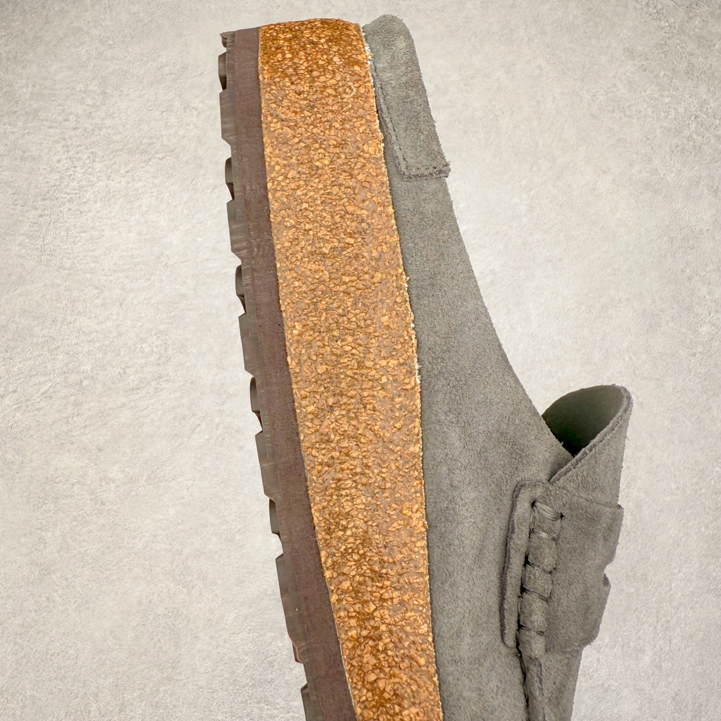 图片[6]-＃GD广顶 Birkenstock Naples 勃肯绒面舒适圆头百搭增高厚底包头拖鞋男女同款 牛皮绒面革质地柔软 搭配可调节鞋扣提升穿着舒适度 人体工学设计分散脚部压力 保护脚踝 软木乳胶鞋床具有一定的收缩性 长时间穿着后能贴合脚型 EVA鞋底回弹性和抗张性力高 具有良好的防震、缓冲性 四季皆宜 柔软的鞋床采用额外的泡沫缓冲层 提供额外的舒适感和全天支撑 全网独家首发 源于德国的严谨工艺 牛巴戎面 中层松木 EVA 三层组合大底 优质牛皮面料五金扣 出口订单 尺码：35-45-选品中心