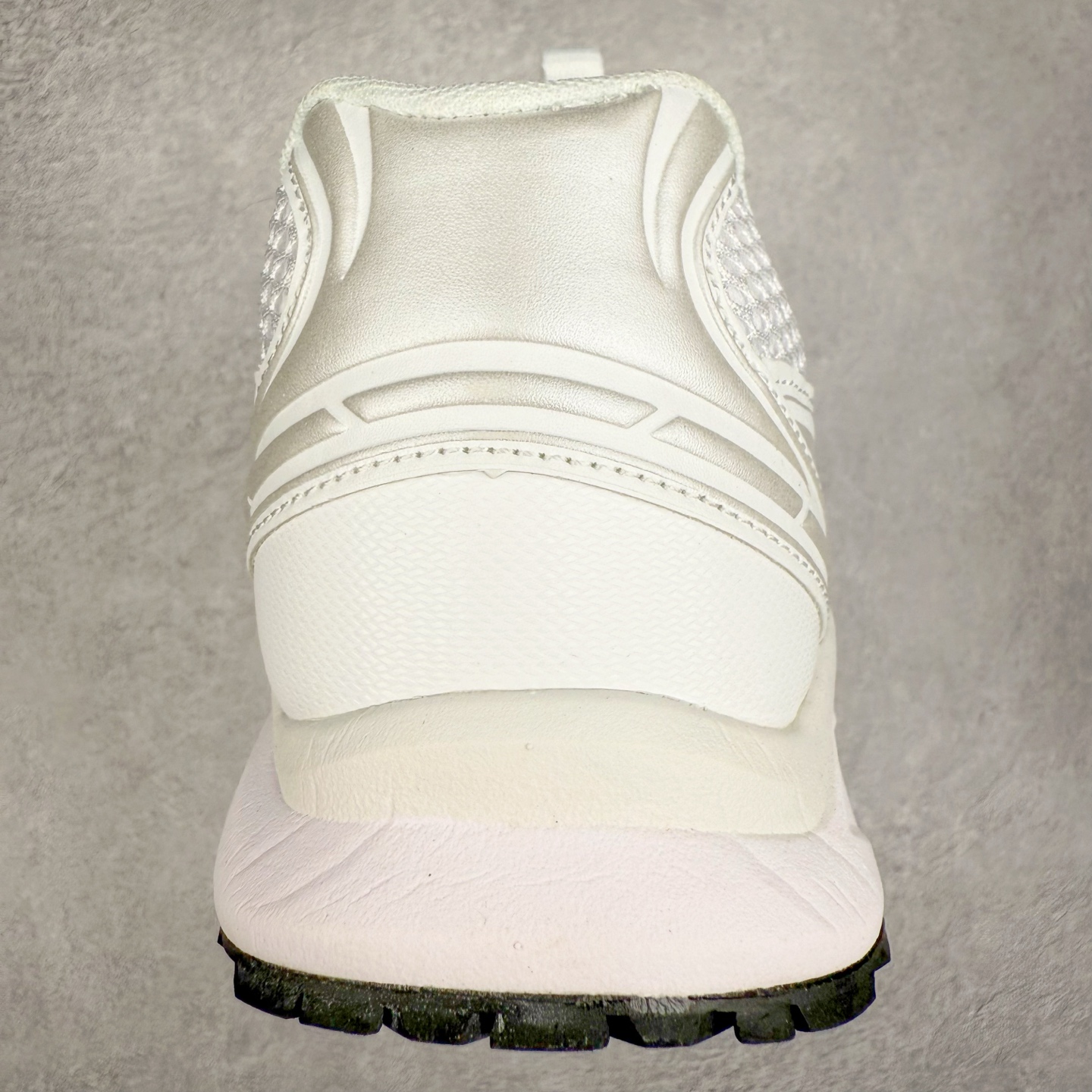 图片[8]-THE NORTH FACE SOLID TECH 北面柔软舒适防滑耐磨低帮生活休闲鞋 男女同款 黑色 The North Face于1966年成立，一直致力于为户外运动员的每一次严酷探索提供专业装备。作为全球户外运动领导品牌，The NorthFace以经过专业运动员测试、适应各类户外需求的产品助力探索者不断超越自我，激发人类潜能。The North Face象征着众多山脉中更冷、更值得挑战的北坡。品牌标志则来自Half Dome，一座位于美国加州Yosemite NationalPark（优胜美地国家公园）里的山峰，中文名字取为「北面」，象征着不畏惧的户外探索精神。1997年，The North Face采用全新的宣传标语「Never Stop Exploring探索永不停止」，体现品牌的探索精神，成为品牌的座右铭。尺码：36/45-选品中心