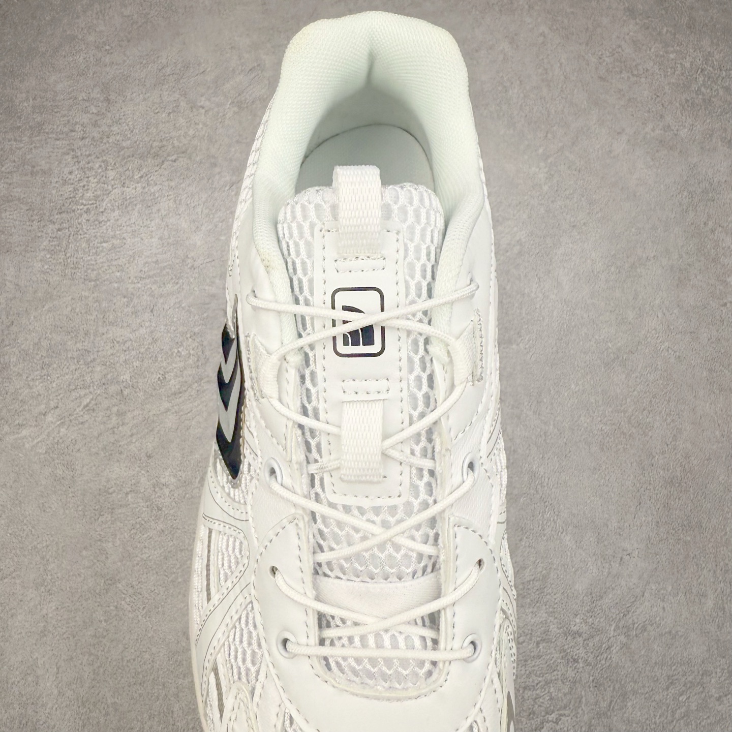 图片[5]-THE NORTH FACE SOLID TECH 北面柔软舒适防滑耐磨低帮生活休闲鞋 男女同款 黑色 The North Face于1966年成立，一直致力于为户外运动员的每一次严酷探索提供专业装备。作为全球户外运动领导品牌，The NorthFace以经过专业运动员测试、适应各类户外需求的产品助力探索者不断超越自我，激发人类潜能。The North Face象征着众多山脉中更冷、更值得挑战的北坡。品牌标志则来自Half Dome，一座位于美国加州Yosemite NationalPark（优胜美地国家公园）里的山峰，中文名字取为「北面」，象征着不畏惧的户外探索精神。1997年，The North Face采用全新的宣传标语「Never Stop Exploring探索永不停止」，体现品牌的探索精神，成为品牌的座右铭。尺码：36/45-选品中心