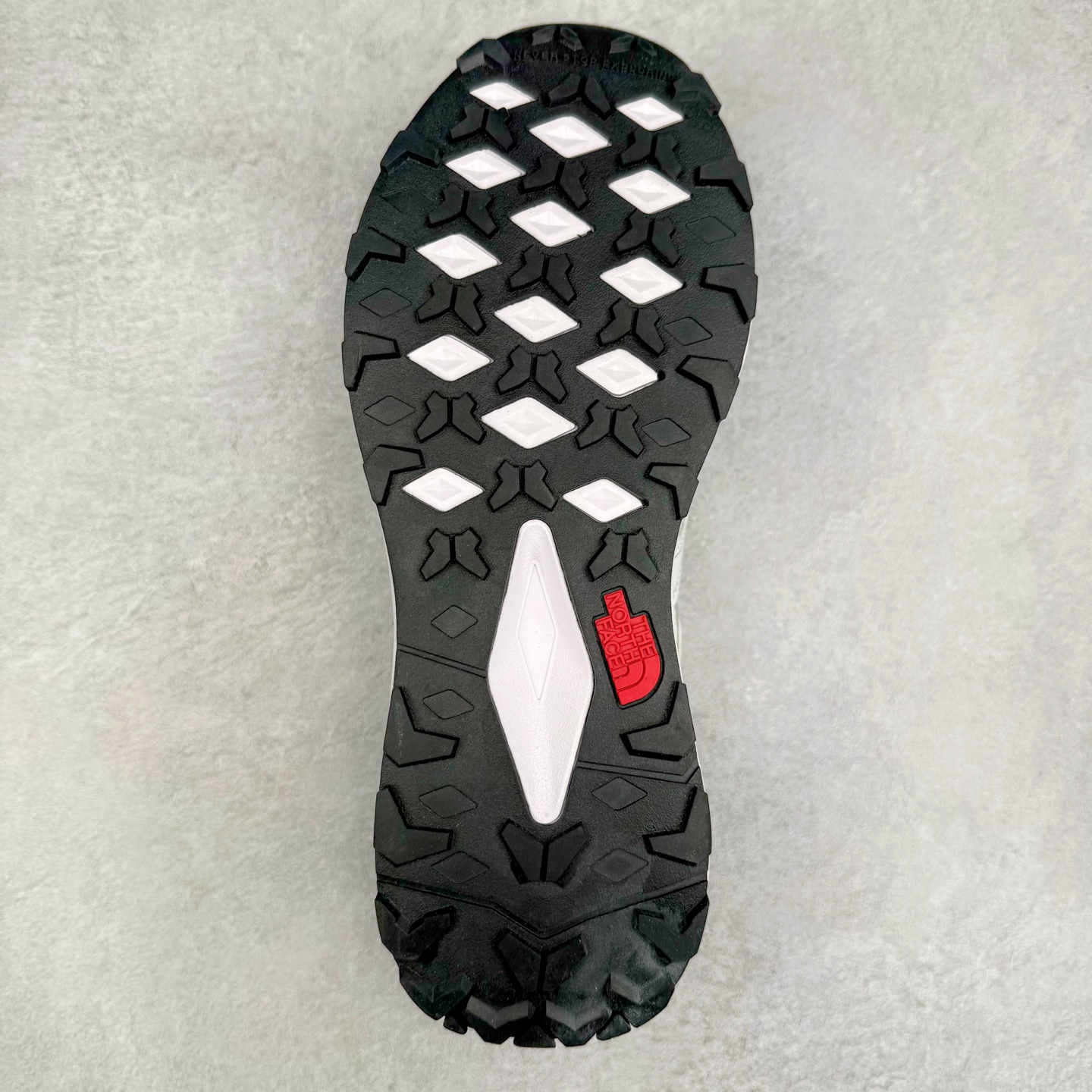 图片[9]-THE NORTH FACE SOLID TECH 北面柔软舒适防滑耐磨低帮生活休闲鞋 男女同款 黑色 The North Face于1966年成立，一直致力于为户外运动员的每一次严酷探索提供专业装备。作为全球户外运动领导品牌，The NorthFace以经过专业运动员测试、适应各类户外需求的产品助力探索者不断超越自我，激发人类潜能。The North Face象征着众多山脉中更冷、更值得挑战的北坡。品牌标志则来自Half Dome，一座位于美国加州Yosemite NationalPark（优胜美地国家公园）里的山峰，中文名字取为「北面」，象征着不畏惧的户外探索精神。1997年，The North Face采用全新的宣传标语「Never Stop Exploring探索永不停止」，体现品牌的探索精神，成为品牌的座右铭。尺码：36/45-选品中心