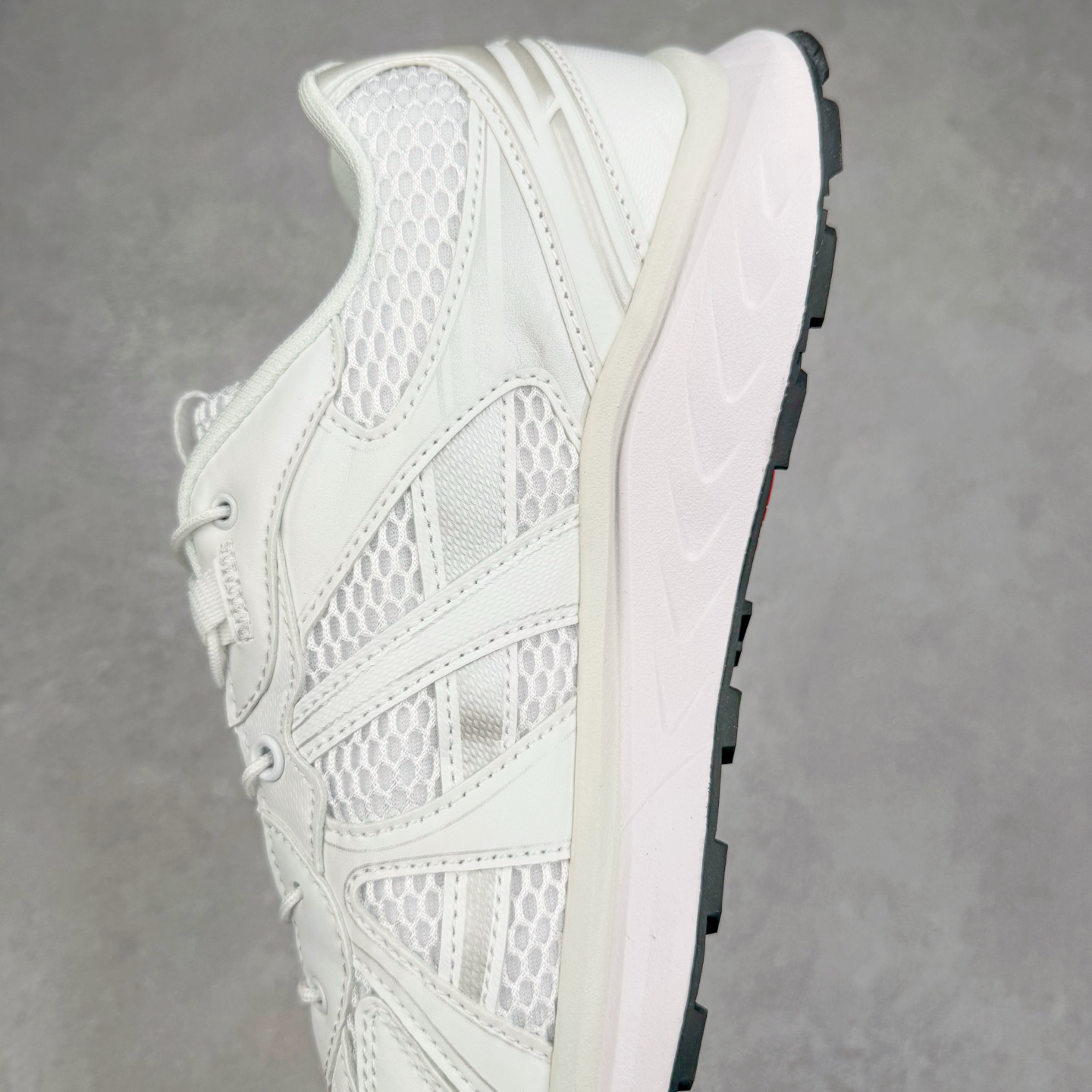 图片[7]-THE NORTH FACE SOLID TECH 北面柔软舒适防滑耐磨低帮生活休闲鞋 男女同款 黑色 The North Face于1966年成立，一直致力于为户外运动员的每一次严酷探索提供专业装备。作为全球户外运动领导品牌，The NorthFace以经过专业运动员测试、适应各类户外需求的产品助力探索者不断超越自我，激发人类潜能。The North Face象征着众多山脉中更冷、更值得挑战的北坡。品牌标志则来自Half Dome，一座位于美国加州Yosemite NationalPark（优胜美地国家公园）里的山峰，中文名字取为「北面」，象征着不畏惧的户外探索精神。1997年，The North Face采用全新的宣传标语「Never Stop Exploring探索永不停止」，体现品牌的探索精神，成为品牌的座右铭。尺码：36/45-选品中心