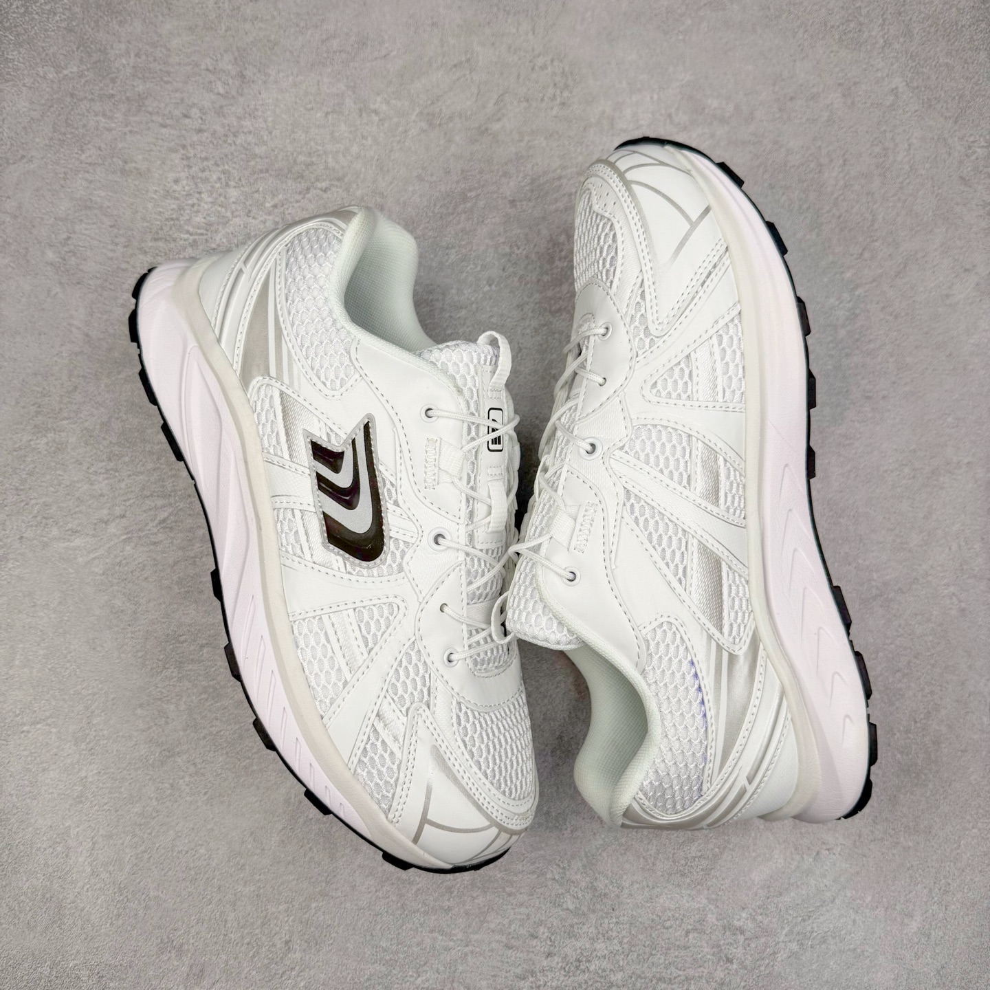 图片[3]-THE NORTH FACE SOLID TECH 北面柔软舒适防滑耐磨低帮生活休闲鞋 男女同款 黑色 The North Face于1966年成立，一直致力于为户外运动员的每一次严酷探索提供专业装备。作为全球户外运动领导品牌，The NorthFace以经过专业运动员测试、适应各类户外需求的产品助力探索者不断超越自我，激发人类潜能。The North Face象征着众多山脉中更冷、更值得挑战的北坡。品牌标志则来自Half Dome，一座位于美国加州Yosemite NationalPark（优胜美地国家公园）里的山峰，中文名字取为「北面」，象征着不畏惧的户外探索精神。1997年，The North Face采用全新的宣传标语「Never Stop Exploring探索永不停止」，体现品牌的探索精神，成为品牌的座右铭。尺码：36/45-选品中心