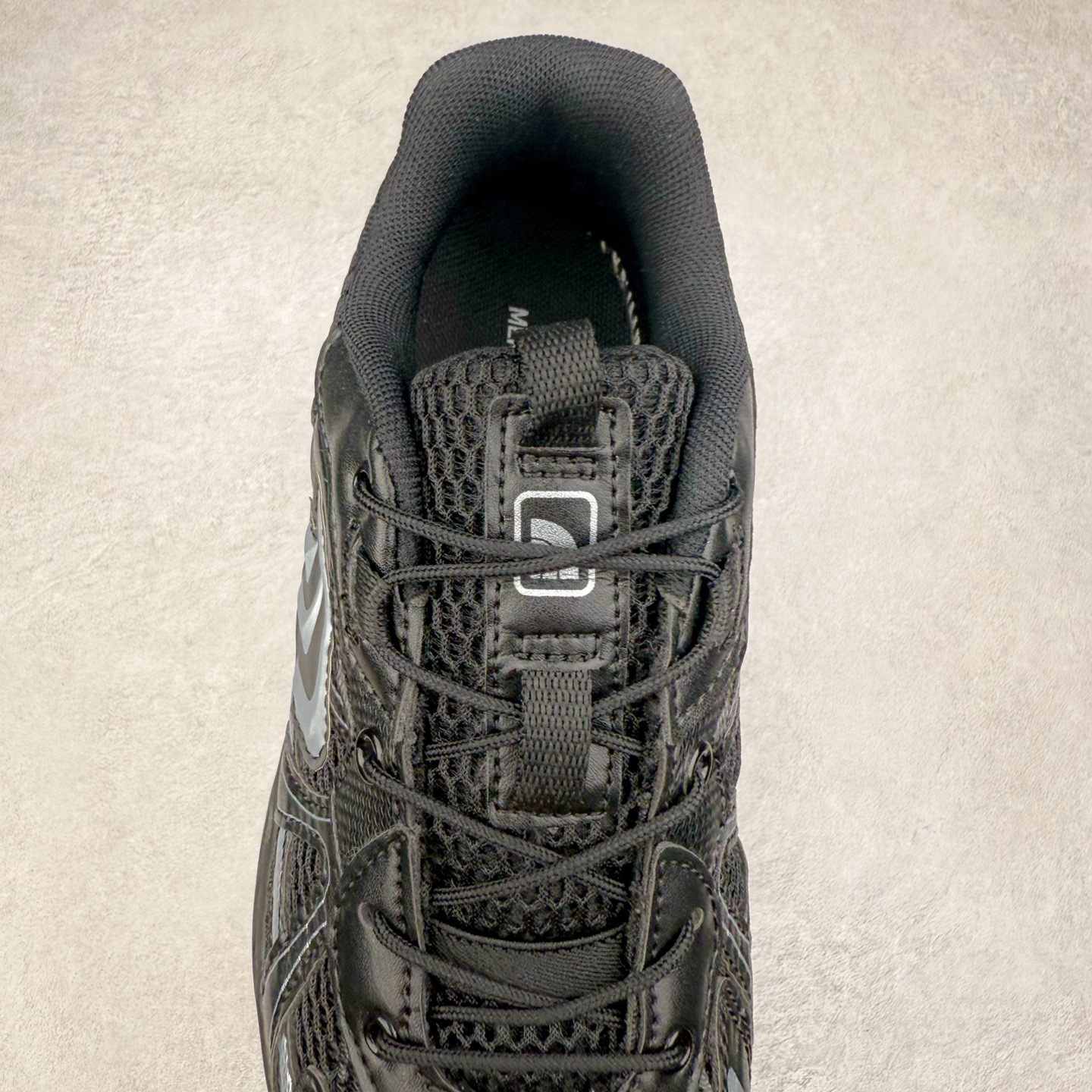 图片[5]-THE NORTH FACE SOLID TECH 北面柔软舒适防滑耐磨低帮生活休闲鞋 男女同款 黑色 The North Face于1966年成立，一直致力于为户外运动员的每一次严酷探索提供专业装备。作为全球户外运动领导品牌，The NorthFace以经过专业运动员测试、适应各类户外需求的产品助力探索者不断超越自我，激发人类潜能。The North Face象征着众多山脉中更冷、更值得挑战的北坡。品牌标志则来自Half Dome，一座位于美国加州Yosemite NationalPark（优胜美地国家公园）里的山峰，中文名字取为「北面」，象征着不畏惧的户外探索精神。1997年，The North Face采用全新的宣传标语「Never Stop Exploring探索永不停止」，体现品牌的探索精神，成为品牌的座右铭。尺码：36/45-选品中心