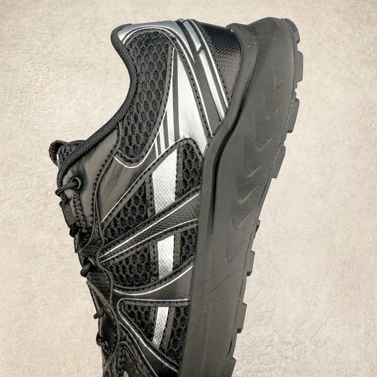 图片[7]-THE NORTH FACE SOLID TECH 北面柔软舒适防滑耐磨低帮生活休闲鞋 男女同款 黑色 The North Face于1966年成立，一直致力于为户外运动员的每一次严酷探索提供专业装备。作为全球户外运动领导品牌，The NorthFace以经过专业运动员测试、适应各类户外需求的产品助力探索者不断超越自我，激发人类潜能。The North Face象征着众多山脉中更冷、更值得挑战的北坡。品牌标志则来自Half Dome，一座位于美国加州Yosemite NationalPark（优胜美地国家公园）里的山峰，中文名字取为「北面」，象征着不畏惧的户外探索精神。1997年，The North Face采用全新的宣传标语「Never Stop Exploring探索永不停止」，体现品牌的探索精神，成为品牌的座右铭。尺码：36/45-选品中心