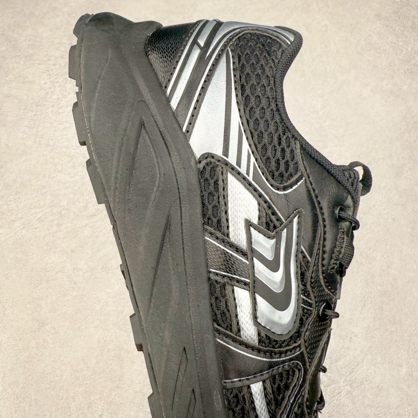 图片[6]-THE NORTH FACE SOLID TECH 北面柔软舒适防滑耐磨低帮生活休闲鞋 男女同款 黑色 The North Face于1966年成立，一直致力于为户外运动员的每一次严酷探索提供专业装备。作为全球户外运动领导品牌，The NorthFace以经过专业运动员测试、适应各类户外需求的产品助力探索者不断超越自我，激发人类潜能。The North Face象征着众多山脉中更冷、更值得挑战的北坡。品牌标志则来自Half Dome，一座位于美国加州Yosemite NationalPark（优胜美地国家公园）里的山峰，中文名字取为「北面」，象征着不畏惧的户外探索精神。1997年，The North Face采用全新的宣传标语「Never Stop Exploring探索永不停止」，体现品牌的探索精神，成为品牌的座右铭。尺码：36/45-选品中心