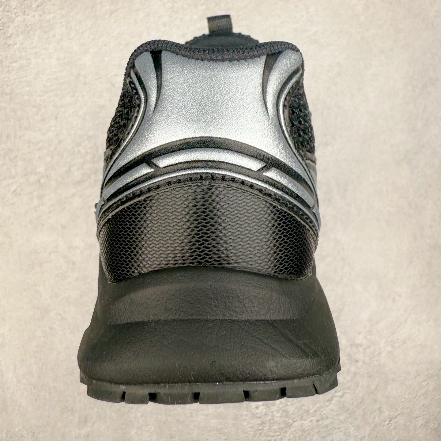 图片[8]-THE NORTH FACE SOLID TECH 北面柔软舒适防滑耐磨低帮生活休闲鞋 男女同款 黑色 The North Face于1966年成立，一直致力于为户外运动员的每一次严酷探索提供专业装备。作为全球户外运动领导品牌，The NorthFace以经过专业运动员测试、适应各类户外需求的产品助力探索者不断超越自我，激发人类潜能。The North Face象征着众多山脉中更冷、更值得挑战的北坡。品牌标志则来自Half Dome，一座位于美国加州Yosemite NationalPark（优胜美地国家公园）里的山峰，中文名字取为「北面」，象征着不畏惧的户外探索精神。1997年，The North Face采用全新的宣传标语「Never Stop Exploring探索永不停止」，体现品牌的探索精神，成为品牌的座右铭。尺码：36/45-选品中心