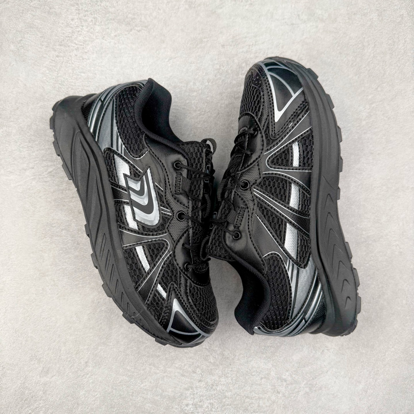 图片[3]-THE NORTH FACE SOLID TECH 北面柔软舒适防滑耐磨低帮生活休闲鞋 男女同款 黑色 The North Face于1966年成立，一直致力于为户外运动员的每一次严酷探索提供专业装备。作为全球户外运动领导品牌，The NorthFace以经过专业运动员测试、适应各类户外需求的产品助力探索者不断超越自我，激发人类潜能。The North Face象征着众多山脉中更冷、更值得挑战的北坡。品牌标志则来自Half Dome，一座位于美国加州Yosemite NationalPark（优胜美地国家公园）里的山峰，中文名字取为「北面」，象征着不畏惧的户外探索精神。1997年，The North Face采用全新的宣传标语「Never Stop Exploring探索永不停止」，体现品牌的探索精神，成为品牌的座右铭。尺码：36/45-选品中心