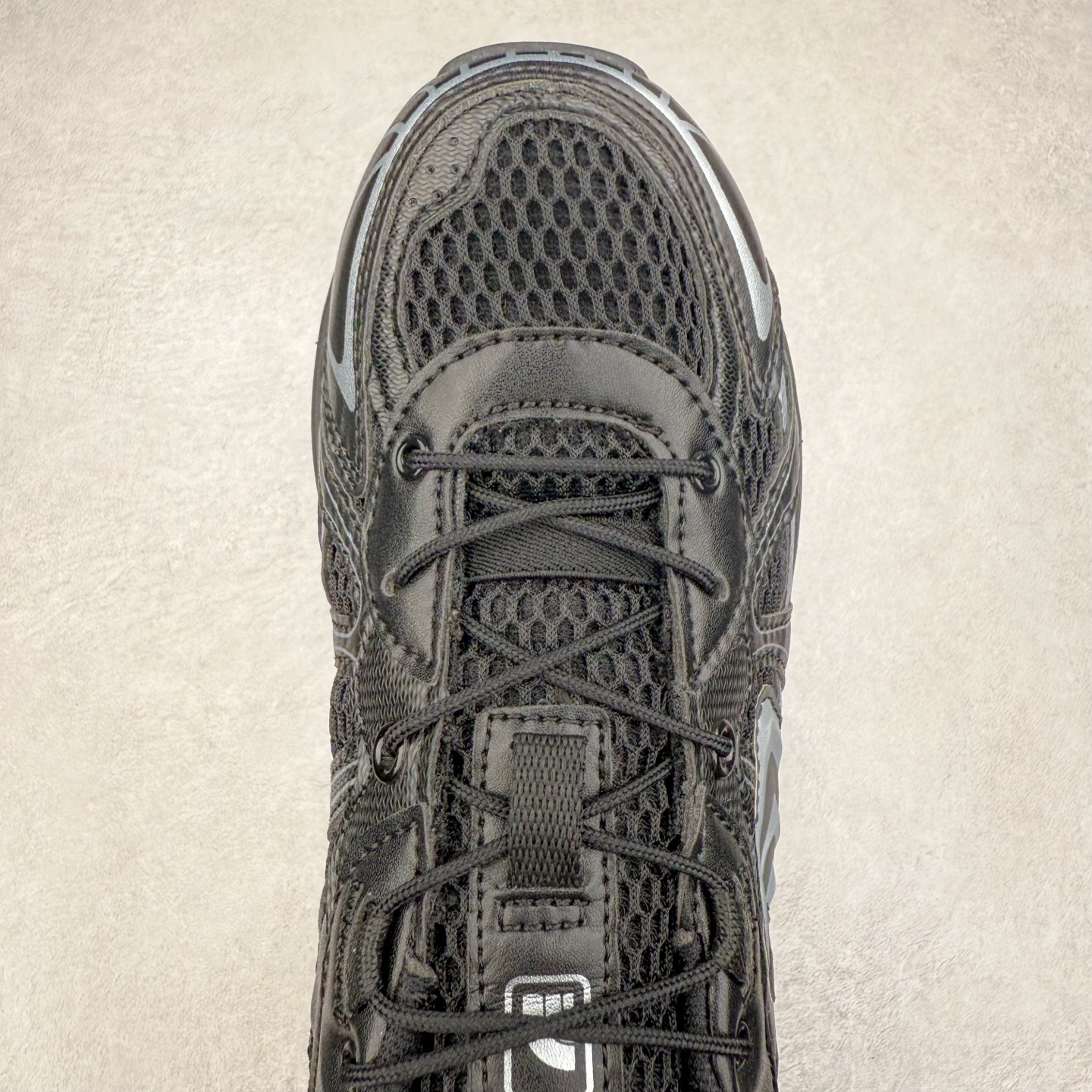 图片[4]-THE NORTH FACE SOLID TECH 北面柔软舒适防滑耐磨低帮生活休闲鞋 男女同款 黑色 The North Face于1966年成立，一直致力于为户外运动员的每一次严酷探索提供专业装备。作为全球户外运动领导品牌，The NorthFace以经过专业运动员测试、适应各类户外需求的产品助力探索者不断超越自我，激发人类潜能。The North Face象征着众多山脉中更冷、更值得挑战的北坡。品牌标志则来自Half Dome，一座位于美国加州Yosemite NationalPark（优胜美地国家公园）里的山峰，中文名字取为「北面」，象征着不畏惧的户外探索精神。1997年，The North Face采用全新的宣传标语「Never Stop Exploring探索永不停止」，体现品牌的探索精神，成为品牌的座右铭。尺码：36/45-选品中心