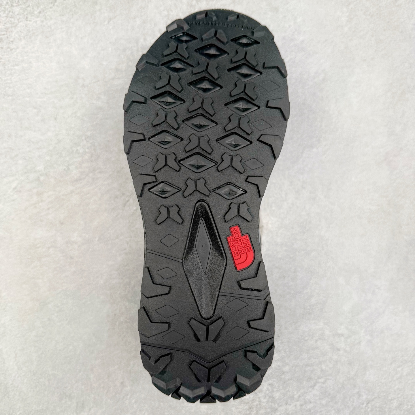 图片[9]-THE NORTH FACE SOLID TECH 北面柔软舒适防滑耐磨低帮生活休闲鞋 男女同款 黑色 The North Face于1966年成立，一直致力于为户外运动员的每一次严酷探索提供专业装备。作为全球户外运动领导品牌，The NorthFace以经过专业运动员测试、适应各类户外需求的产品助力探索者不断超越自我，激发人类潜能。The North Face象征着众多山脉中更冷、更值得挑战的北坡。品牌标志则来自Half Dome，一座位于美国加州Yosemite NationalPark（优胜美地国家公园）里的山峰，中文名字取为「北面」，象征着不畏惧的户外探索精神。1997年，The North Face采用全新的宣传标语「Never Stop Exploring探索永不停止」，体现品牌的探索精神，成为品牌的座右铭。尺码：36/45-选品中心