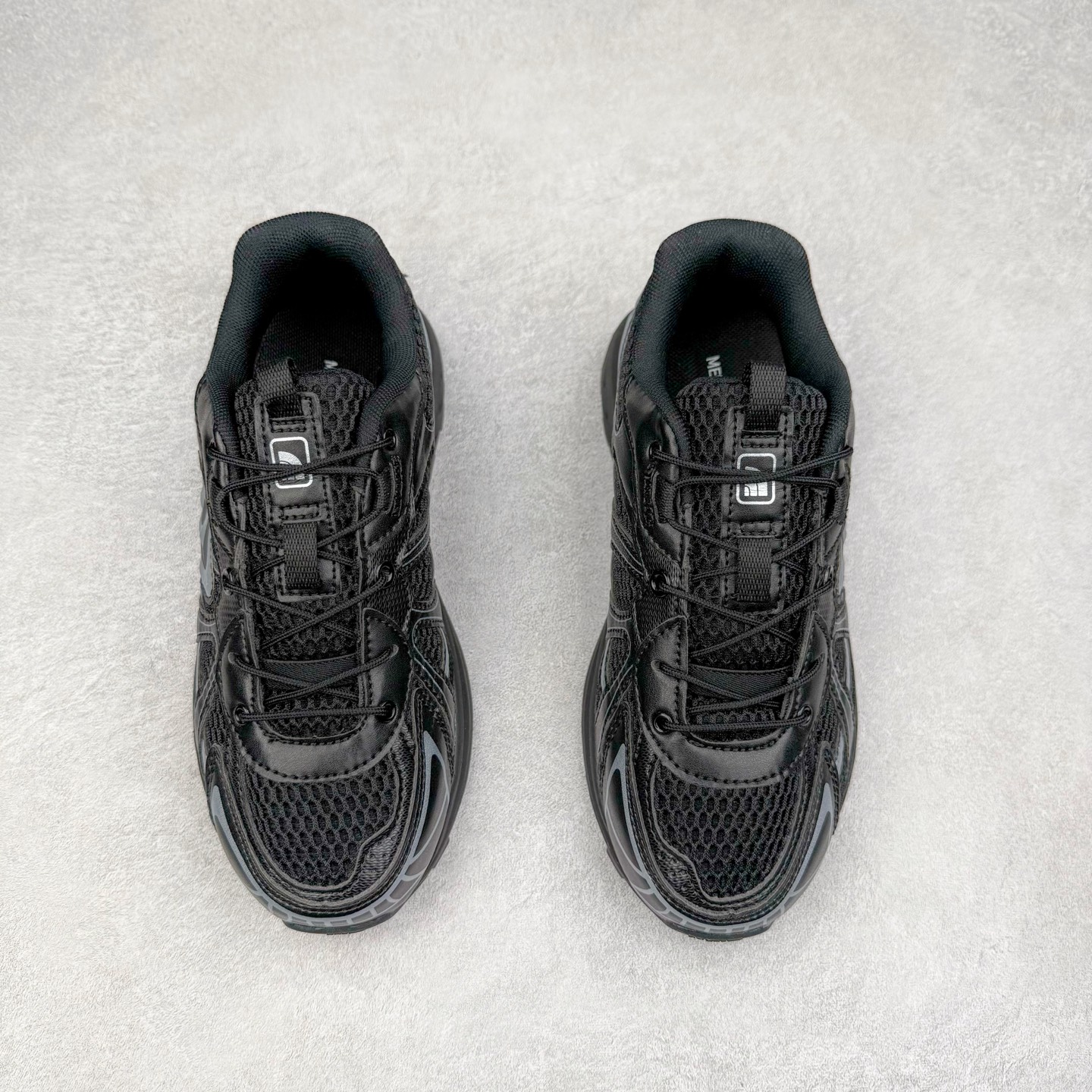 图片[2]-THE NORTH FACE SOLID TECH 北面柔软舒适防滑耐磨低帮生活休闲鞋 男女同款 黑色 The North Face于1966年成立，一直致力于为户外运动员的每一次严酷探索提供专业装备。作为全球户外运动领导品牌，The NorthFace以经过专业运动员测试、适应各类户外需求的产品助力探索者不断超越自我，激发人类潜能。The North Face象征着众多山脉中更冷、更值得挑战的北坡。品牌标志则来自Half Dome，一座位于美国加州Yosemite NationalPark（优胜美地国家公园）里的山峰，中文名字取为「北面」，象征着不畏惧的户外探索精神。1997年，The North Face采用全新的宣传标语「Never Stop Exploring探索永不停止」，体现品牌的探索精神，成为品牌的座右铭。尺码：36/45-选品中心