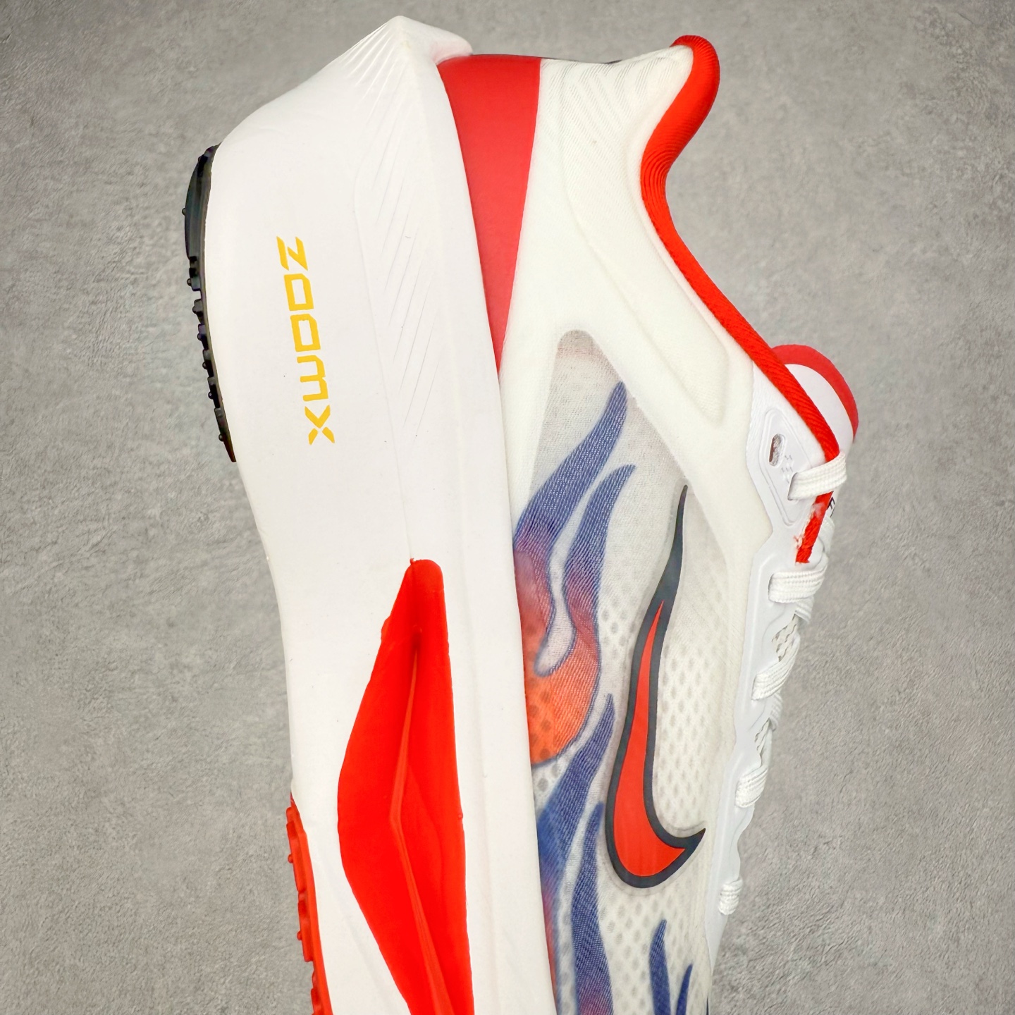 图片[6]-NK ZoomX Invincible Run Flyknit 6 轻量跑鞋 飞织低帮休闲运动慢跑鞋 HQ3498-100 此鞋专为短跑运动员而生 是为 5 至 10 公里距离的赛事和训练打造 整体设计采用流线型的轻质工程网眼材质构成鞋面 并与其他 Running 旗舰鞋款同样搭载全脚掌 ZoomX 缓冲中底 搭配 Pebax 物料与橡胶外底 ZoomX StreakFly 首发配色以Prototype呈现 其灵感是来自开发期间的磨损测试 透过编号的标记与内侧的预期跑步距离突出研发过程 尺码：36 36.5 37.5 38 38.5 39 40 40.5 41 42 42.5 43 44 45-选品中心