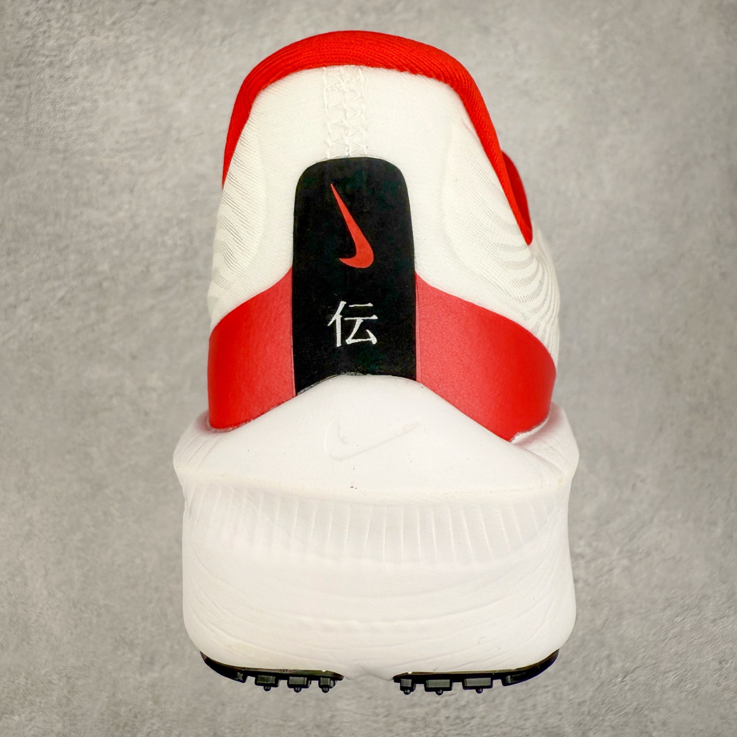 图片[8]-NK ZoomX Invincible Run Flyknit 6 轻量跑鞋 飞织低帮休闲运动慢跑鞋 HQ3498-100 此鞋专为短跑运动员而生 是为 5 至 10 公里距离的赛事和训练打造 整体设计采用流线型的轻质工程网眼材质构成鞋面 并与其他 Running 旗舰鞋款同样搭载全脚掌 ZoomX 缓冲中底 搭配 Pebax 物料与橡胶外底 ZoomX StreakFly 首发配色以Prototype呈现 其灵感是来自开发期间的磨损测试 透过编号的标记与内侧的预期跑步距离突出研发过程 尺码：36 36.5 37.5 38 38.5 39 40 40.5 41 42 42.5 43 44 45-选品中心