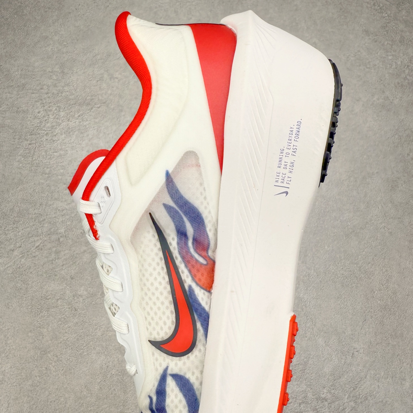 图片[7]-NK ZoomX Invincible Run Flyknit 6 轻量跑鞋 飞织低帮休闲运动慢跑鞋 HQ3498-100 此鞋专为短跑运动员而生 是为 5 至 10 公里距离的赛事和训练打造 整体设计采用流线型的轻质工程网眼材质构成鞋面 并与其他 Running 旗舰鞋款同样搭载全脚掌 ZoomX 缓冲中底 搭配 Pebax 物料与橡胶外底 ZoomX StreakFly 首发配色以Prototype呈现 其灵感是来自开发期间的磨损测试 透过编号的标记与内侧的预期跑步距离突出研发过程 尺码：36 36.5 37.5 38 38.5 39 40 40.5 41 42 42.5 43 44 45-选品中心