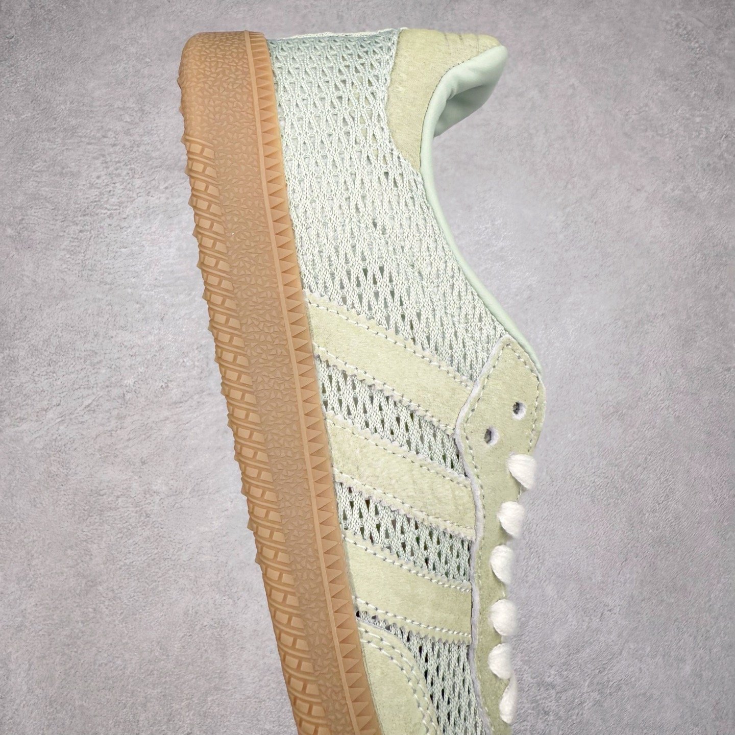 图片[6]-AD Original Samba OG 复古经典轻便板鞋 KK3529 这款桑巴鞋展示了高质量的工艺 带有装饰的超锁缝制和无缝的手感 柔软、柔软的皮革造型和标志性的3条纹完成了精致的外观 正规合身鞋带 鞋面上有绒面鞋垫 橡胶鞋底 享受正畸套筒软感 自50年代首次亮相以来就一直在赢得粉丝的青睐 尺码：36 36.5 37.5 38 38.5 39 40 40.5 41 42 42.5 43 44 44.5 45-选品中心