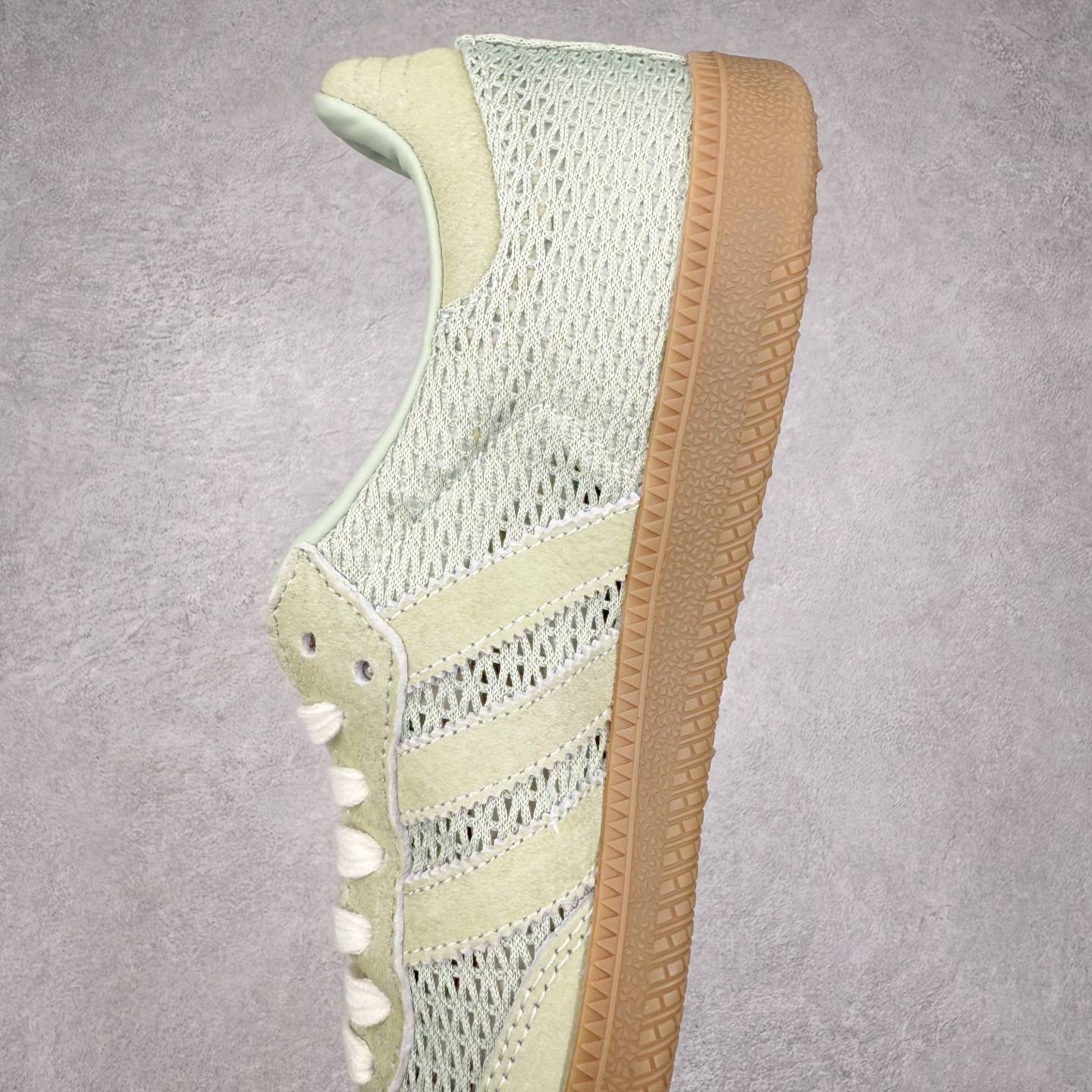 图片[7]-AD Original Samba OG 复古经典轻便板鞋 KK3529 这款桑巴鞋展示了高质量的工艺 带有装饰的超锁缝制和无缝的手感 柔软、柔软的皮革造型和标志性的3条纹完成了精致的外观 正规合身鞋带 鞋面上有绒面鞋垫 橡胶鞋底 享受正畸套筒软感 自50年代首次亮相以来就一直在赢得粉丝的青睐 尺码：36 36.5 37.5 38 38.5 39 40 40.5 41 42 42.5 43 44 44.5 45-选品中心