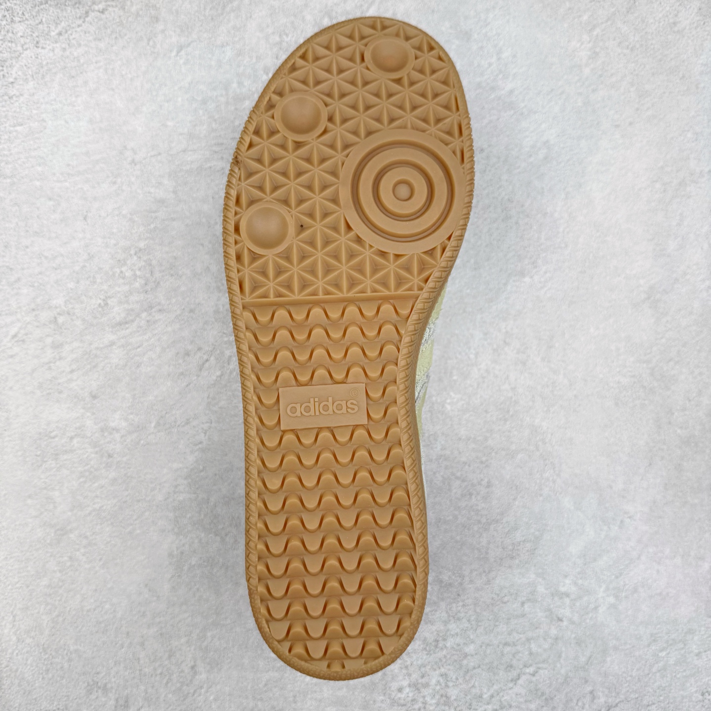 图片[9]-AD Original Samba OG 复古经典轻便板鞋 KK3529 这款桑巴鞋展示了高质量的工艺 带有装饰的超锁缝制和无缝的手感 柔软、柔软的皮革造型和标志性的3条纹完成了精致的外观 正规合身鞋带 鞋面上有绒面鞋垫 橡胶鞋底 享受正畸套筒软感 自50年代首次亮相以来就一直在赢得粉丝的青睐 尺码：36 36.5 37.5 38 38.5 39 40 40.5 41 42 42.5 43 44 44.5 45-选品中心