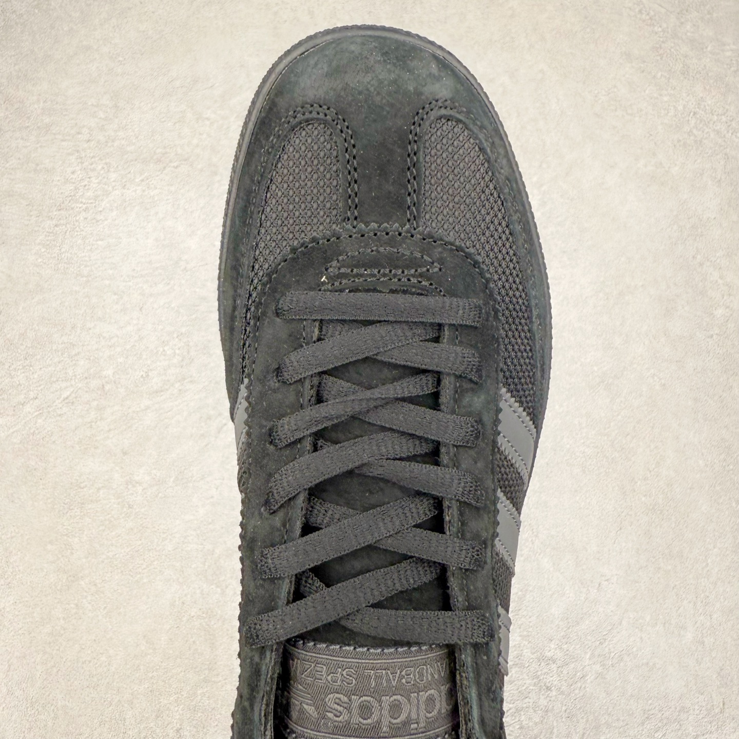 图片[4]-AD Originals Handball SPZL 手球运动员系列百搭休闲运动板鞋 IE6603 这款来自阿迪达斯的这款HANDBALL SPZL前身是一双手球运动鞋，这一次拿来复刻，所以鞋面的主要色彩选用了黑色， 鞋面外侧除了Spezial字母之外还有三叶草标志。Handball SPZL作为复古手球训练鞋与作为室内足球鞋的Samba有着异曲同工之处，但是质感更为出众的鞋身以及丰富的配色选择比起Samba来讲可以说是更胜一筹了！尺码：36 36⅔ 37⅓ 38 38⅔ 39⅓ 40 40⅔ 41⅓ 42 42⅔ 43⅓ 44 45-选品中心