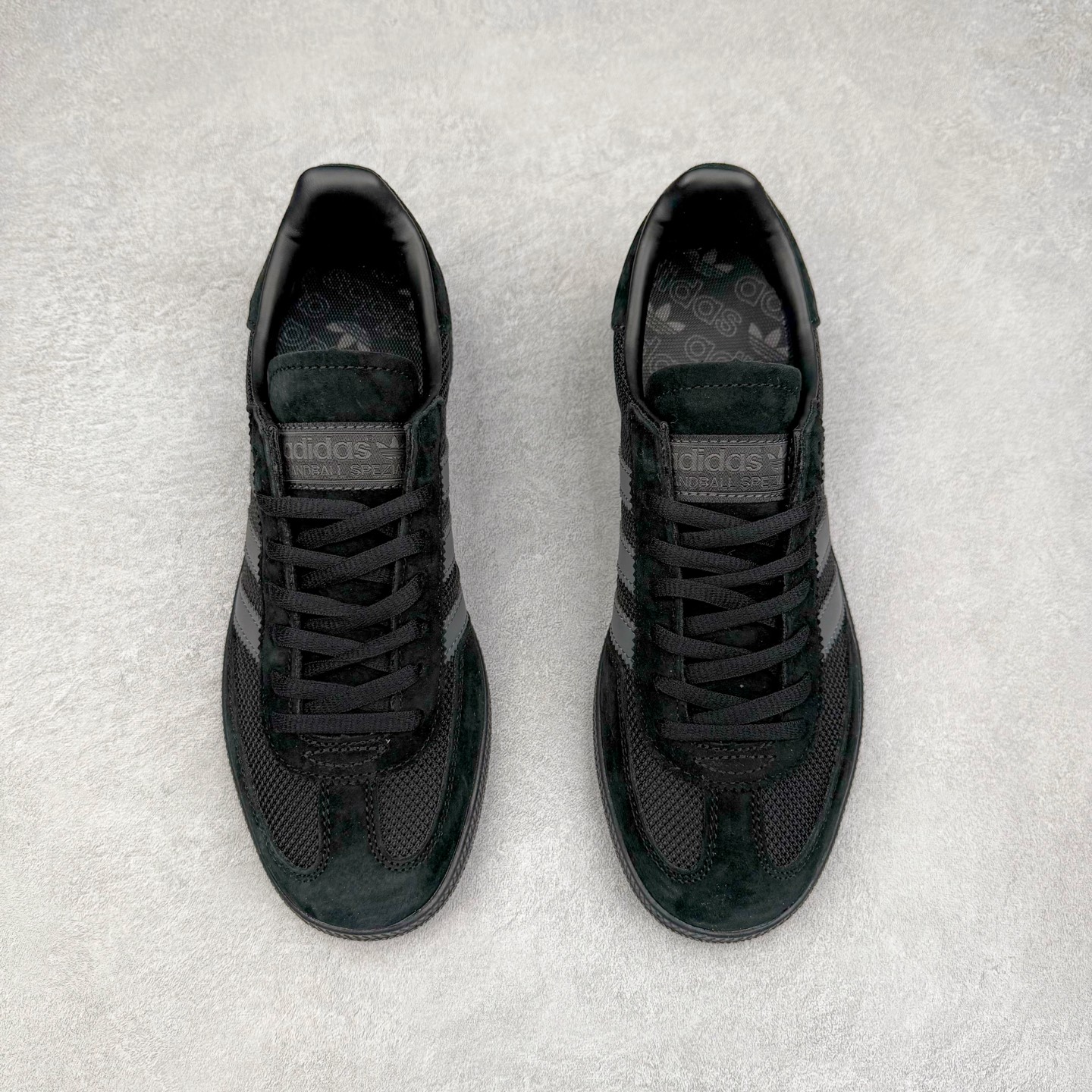 图片[2]-AD Originals Handball SPZL 手球运动员系列百搭休闲运动板鞋 IE6603 这款来自阿迪达斯的这款HANDBALL SPZL前身是一双手球运动鞋，这一次拿来复刻，所以鞋面的主要色彩选用了黑色， 鞋面外侧除了Spezial字母之外还有三叶草标志。Handball SPZL作为复古手球训练鞋与作为室内足球鞋的Samba有着异曲同工之处，但是质感更为出众的鞋身以及丰富的配色选择比起Samba来讲可以说是更胜一筹了！尺码：36 36⅔ 37⅓ 38 38⅔ 39⅓ 40 40⅔ 41⅓ 42 42⅔ 43⅓ 44 45-选品中心