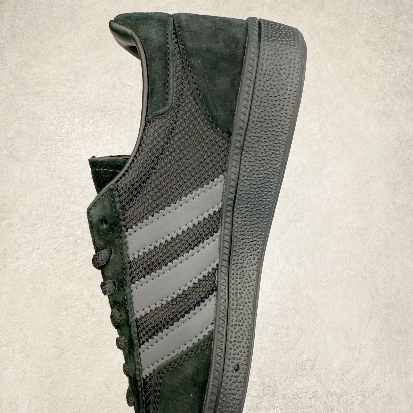 图片[7]-AD Originals Handball SPZL 手球运动员系列百搭休闲运动板鞋 IE6603 这款来自阿迪达斯的这款HANDBALL SPZL前身是一双手球运动鞋，这一次拿来复刻，所以鞋面的主要色彩选用了黑色， 鞋面外侧除了Spezial字母之外还有三叶草标志。Handball SPZL作为复古手球训练鞋与作为室内足球鞋的Samba有着异曲同工之处，但是质感更为出众的鞋身以及丰富的配色选择比起Samba来讲可以说是更胜一筹了！尺码：36 36⅔ 37⅓ 38 38⅔ 39⅓ 40 40⅔ 41⅓ 42 42⅔ 43⅓ 44 45-选品中心