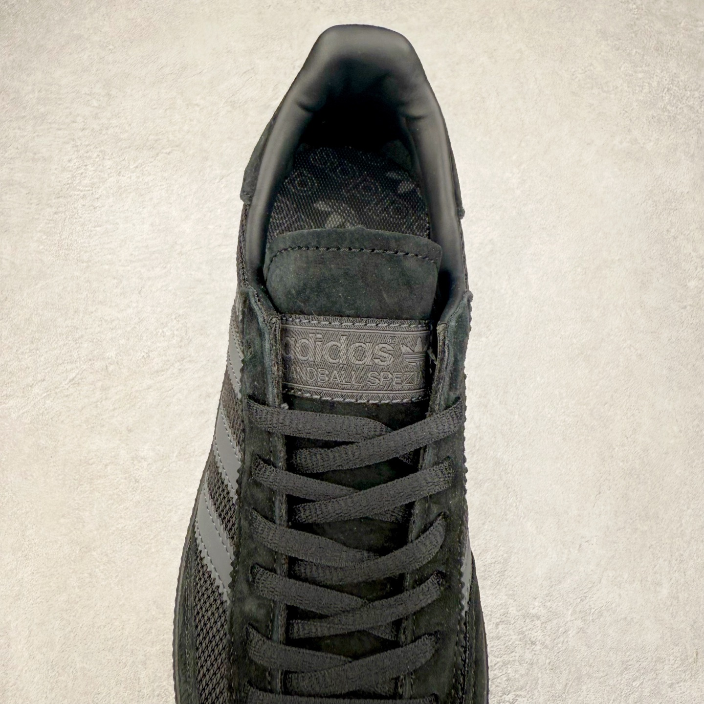 图片[5]-AD Originals Handball SPZL 手球运动员系列百搭休闲运动板鞋 IE6603 这款来自阿迪达斯的这款HANDBALL SPZL前身是一双手球运动鞋，这一次拿来复刻，所以鞋面的主要色彩选用了黑色， 鞋面外侧除了Spezial字母之外还有三叶草标志。Handball SPZL作为复古手球训练鞋与作为室内足球鞋的Samba有着异曲同工之处，但是质感更为出众的鞋身以及丰富的配色选择比起Samba来讲可以说是更胜一筹了！尺码：36 36⅔ 37⅓ 38 38⅔ 39⅓ 40 40⅔ 41⅓ 42 42⅔ 43⅓ 44 45-选品中心