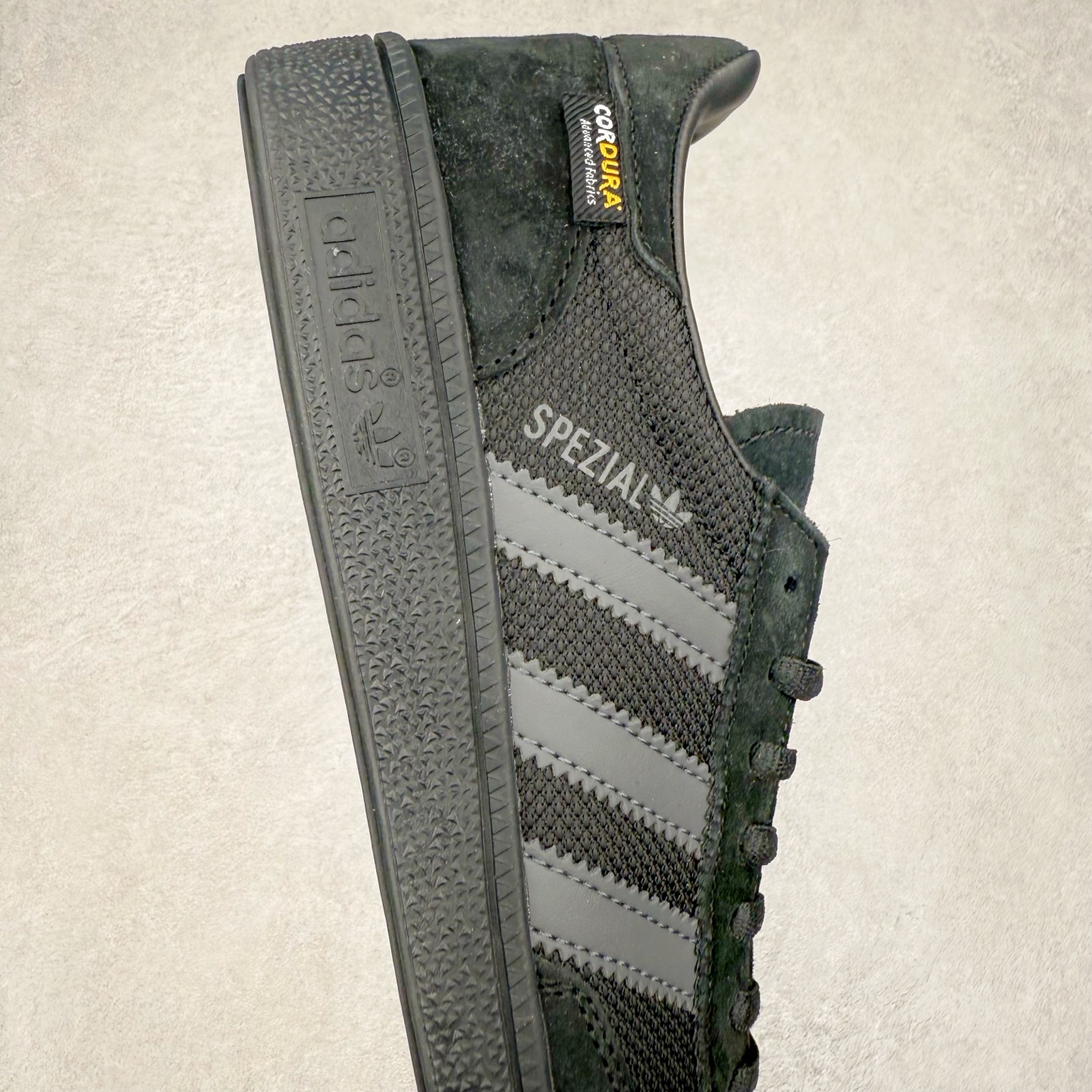 图片[6]-AD Originals Handball SPZL 手球运动员系列百搭休闲运动板鞋 IE6603 这款来自阿迪达斯的这款HANDBALL SPZL前身是一双手球运动鞋，这一次拿来复刻，所以鞋面的主要色彩选用了黑色， 鞋面外侧除了Spezial字母之外还有三叶草标志。Handball SPZL作为复古手球训练鞋与作为室内足球鞋的Samba有着异曲同工之处，但是质感更为出众的鞋身以及丰富的配色选择比起Samba来讲可以说是更胜一筹了！尺码：36 36⅔ 37⅓ 38 38⅔ 39⅓ 40 40⅔ 41⅓ 42 42⅔ 43⅓ 44 45-选品中心