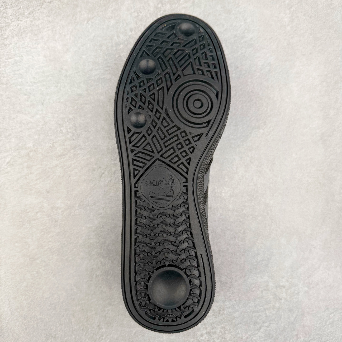 图片[9]-AD Originals Handball SPZL 手球运动员系列百搭休闲运动板鞋 IE6603 这款来自阿迪达斯的这款HANDBALL SPZL前身是一双手球运动鞋，这一次拿来复刻，所以鞋面的主要色彩选用了黑色， 鞋面外侧除了Spezial字母之外还有三叶草标志。Handball SPZL作为复古手球训练鞋与作为室内足球鞋的Samba有着异曲同工之处，但是质感更为出众的鞋身以及丰富的配色选择比起Samba来讲可以说是更胜一筹了！尺码：36 36⅔ 37⅓ 38 38⅔ 39⅓ 40 40⅔ 41⅓ 42 42⅔ 43⅓ 44 45-选品中心