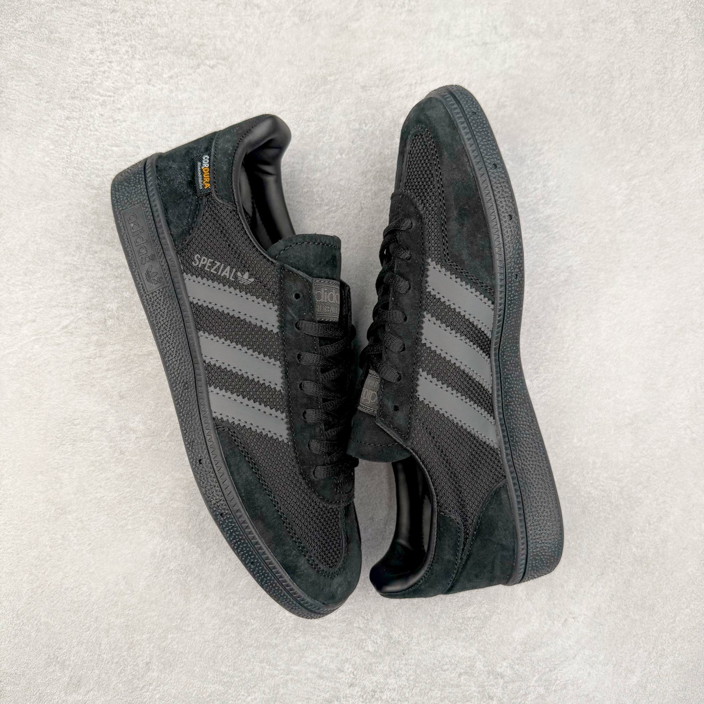 图片[3]-AD Originals Handball SPZL 手球运动员系列百搭休闲运动板鞋 IE6603 这款来自阿迪达斯的这款HANDBALL SPZL前身是一双手球运动鞋，这一次拿来复刻，所以鞋面的主要色彩选用了黑色， 鞋面外侧除了Spezial字母之外还有三叶草标志。Handball SPZL作为复古手球训练鞋与作为室内足球鞋的Samba有着异曲同工之处，但是质感更为出众的鞋身以及丰富的配色选择比起Samba来讲可以说是更胜一筹了！尺码：36 36⅔ 37⅓ 38 38⅔ 39⅓ 40 40⅔ 41⅓ 42 42⅔ 43⅓ 44 45-选品中心