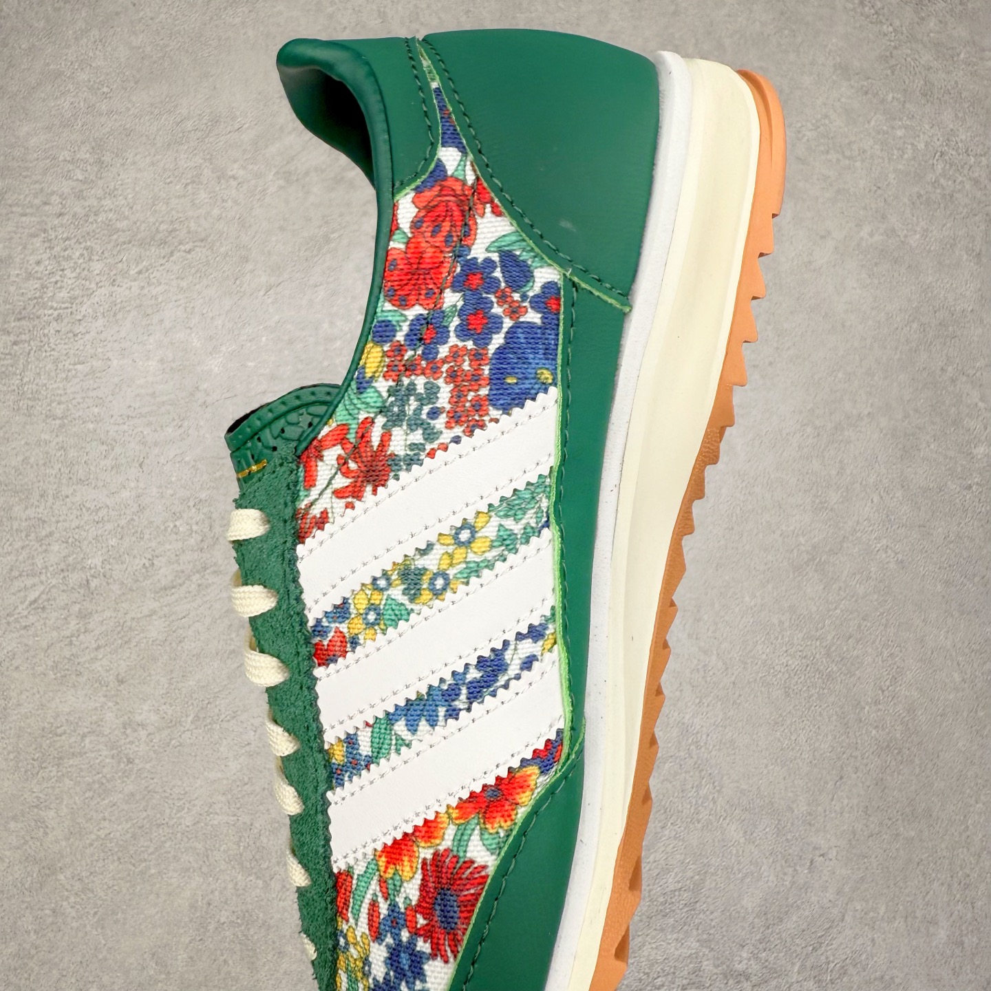 图片[7]-＃HP纯原 AD Wmns SL72 OG 系列德训足球风百搭低帮休闲运动板鞋 JH7226 采用高弹EVA+MODEL+RB三层组合底 区别市面RB一体大底 三层组合鞋底重量与原鞋一致 Originals 将有「T 头鞋」造型的诞生于 1972 年的 SL72 鞋款复刻带回 各位买鞋又有新选择了 1972 年 SL72 问世后 引领了后来阿迪达斯的跑鞋发展方向 其中「SL」代表了 Super Light 彰显了产品轻便的特性 1972 年 SL72 问世后 引领了后来阿迪达斯的跑鞋发展方向 其中「SL」代表了 Super Light 彰显了产品轻便的特性 这次 Originals 延续其轻质经典的基因 带来男女两款 SL72 男生款带来 SL72 RS 鞋型 RS 意为 Reshaped（重塑）鞋款在保留了经典的外观基础上 在尼龙材质里增加了填充物 使鞋型更加挺立和饱满 鞋头则更加圆润 鞋底的 EVA 材质则增加了鞋款的高度 女生款则带来 SL72 OG W 鞋型 OG 顾名思义则是致敬经典款式 相较于 RS（Reshaped）鞋款 鞋身更加纤细 其整体鞋身轮廓、线条、细节、材质上尊崇 70 年代 SL72 的设计 还原经典味道 尺码：36 36⅔ 37⅓ 38 38⅔ 39⅓ 40 40⅔ 41⅓ 42 42⅔ 43⅓ 44 44⅔ 45-选品中心