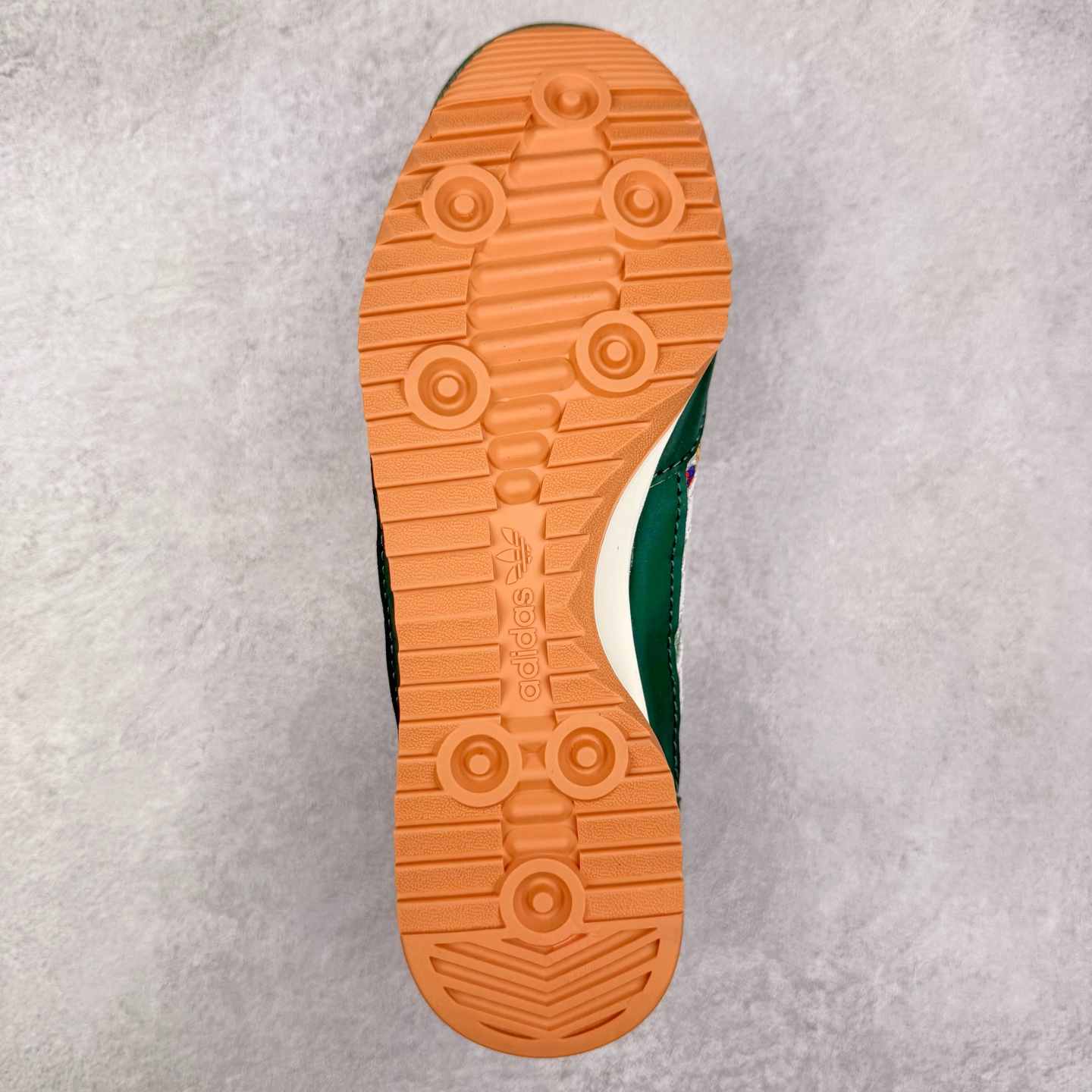 图片[9]-＃HP纯原 AD Wmns SL72 OG 系列德训足球风百搭低帮休闲运动板鞋 JH7226 采用高弹EVA+MODEL+RB三层组合底 区别市面RB一体大底 三层组合鞋底重量与原鞋一致 Originals 将有「T 头鞋」造型的诞生于 1972 年的 SL72 鞋款复刻带回 各位买鞋又有新选择了 1972 年 SL72 问世后 引领了后来阿迪达斯的跑鞋发展方向 其中「SL」代表了 Super Light 彰显了产品轻便的特性 1972 年 SL72 问世后 引领了后来阿迪达斯的跑鞋发展方向 其中「SL」代表了 Super Light 彰显了产品轻便的特性 这次 Originals 延续其轻质经典的基因 带来男女两款 SL72 男生款带来 SL72 RS 鞋型 RS 意为 Reshaped（重塑）鞋款在保留了经典的外观基础上 在尼龙材质里增加了填充物 使鞋型更加挺立和饱满 鞋头则更加圆润 鞋底的 EVA 材质则增加了鞋款的高度 女生款则带来 SL72 OG W 鞋型 OG 顾名思义则是致敬经典款式 相较于 RS（Reshaped）鞋款 鞋身更加纤细 其整体鞋身轮廓、线条、细节、材质上尊崇 70 年代 SL72 的设计 还原经典味道 尺码：36 36⅔ 37⅓ 38 38⅔ 39⅓ 40 40⅔ 41⅓ 42 42⅔ 43⅓ 44 44⅔ 45-选品中心