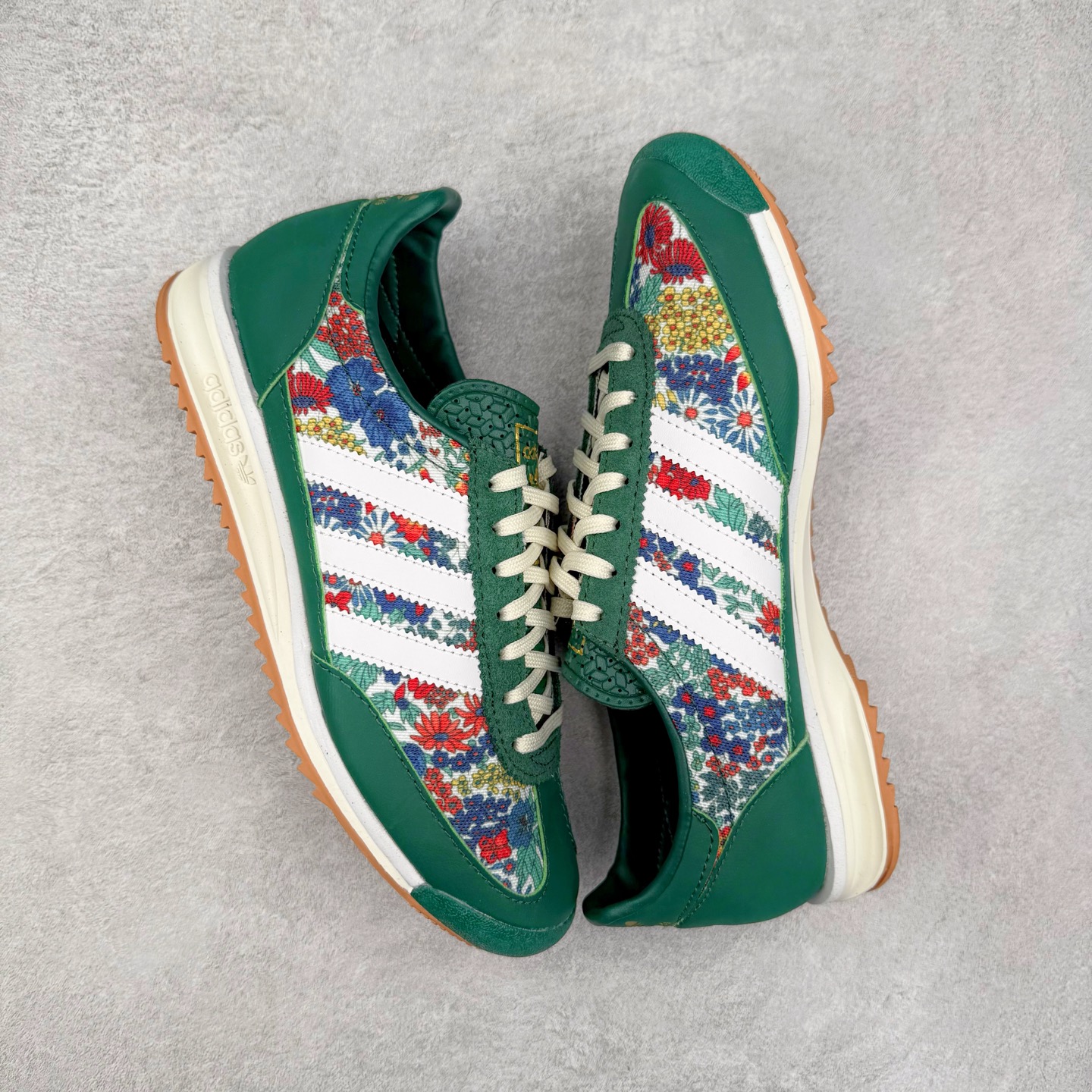 图片[3]-＃HP纯原 AD Wmns SL72 OG 系列德训足球风百搭低帮休闲运动板鞋 JH7226 采用高弹EVA+MODEL+RB三层组合底 区别市面RB一体大底 三层组合鞋底重量与原鞋一致 Originals 将有「T 头鞋」造型的诞生于 1972 年的 SL72 鞋款复刻带回 各位买鞋又有新选择了 1972 年 SL72 问世后 引领了后来阿迪达斯的跑鞋发展方向 其中「SL」代表了 Super Light 彰显了产品轻便的特性 1972 年 SL72 问世后 引领了后来阿迪达斯的跑鞋发展方向 其中「SL」代表了 Super Light 彰显了产品轻便的特性 这次 Originals 延续其轻质经典的基因 带来男女两款 SL72 男生款带来 SL72 RS 鞋型 RS 意为 Reshaped（重塑）鞋款在保留了经典的外观基础上 在尼龙材质里增加了填充物 使鞋型更加挺立和饱满 鞋头则更加圆润 鞋底的 EVA 材质则增加了鞋款的高度 女生款则带来 SL72 OG W 鞋型 OG 顾名思义则是致敬经典款式 相较于 RS（Reshaped）鞋款 鞋身更加纤细 其整体鞋身轮廓、线条、细节、材质上尊崇 70 年代 SL72 的设计 还原经典味道 尺码：36 36⅔ 37⅓ 38 38⅔ 39⅓ 40 40⅔ 41⅓ 42 42⅔ 43⅓ 44 44⅔ 45-选品中心