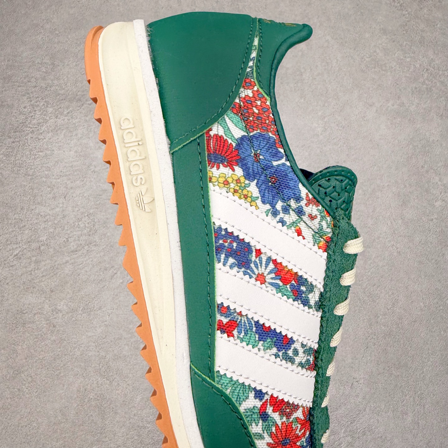 图片[6]-＃HP纯原 AD Wmns SL72 OG 系列德训足球风百搭低帮休闲运动板鞋 JH7226 采用高弹EVA+MODEL+RB三层组合底 区别市面RB一体大底 三层组合鞋底重量与原鞋一致 Originals 将有「T 头鞋」造型的诞生于 1972 年的 SL72 鞋款复刻带回 各位买鞋又有新选择了 1972 年 SL72 问世后 引领了后来阿迪达斯的跑鞋发展方向 其中「SL」代表了 Super Light 彰显了产品轻便的特性 1972 年 SL72 问世后 引领了后来阿迪达斯的跑鞋发展方向 其中「SL」代表了 Super Light 彰显了产品轻便的特性 这次 Originals 延续其轻质经典的基因 带来男女两款 SL72 男生款带来 SL72 RS 鞋型 RS 意为 Reshaped（重塑）鞋款在保留了经典的外观基础上 在尼龙材质里增加了填充物 使鞋型更加挺立和饱满 鞋头则更加圆润 鞋底的 EVA 材质则增加了鞋款的高度 女生款则带来 SL72 OG W 鞋型 OG 顾名思义则是致敬经典款式 相较于 RS（Reshaped）鞋款 鞋身更加纤细 其整体鞋身轮廓、线条、细节、材质上尊崇 70 年代 SL72 的设计 还原经典味道 尺码：36 36⅔ 37⅓ 38 38⅔ 39⅓ 40 40⅔ 41⅓ 42 42⅔ 43⅓ 44 44⅔ 45-选品中心