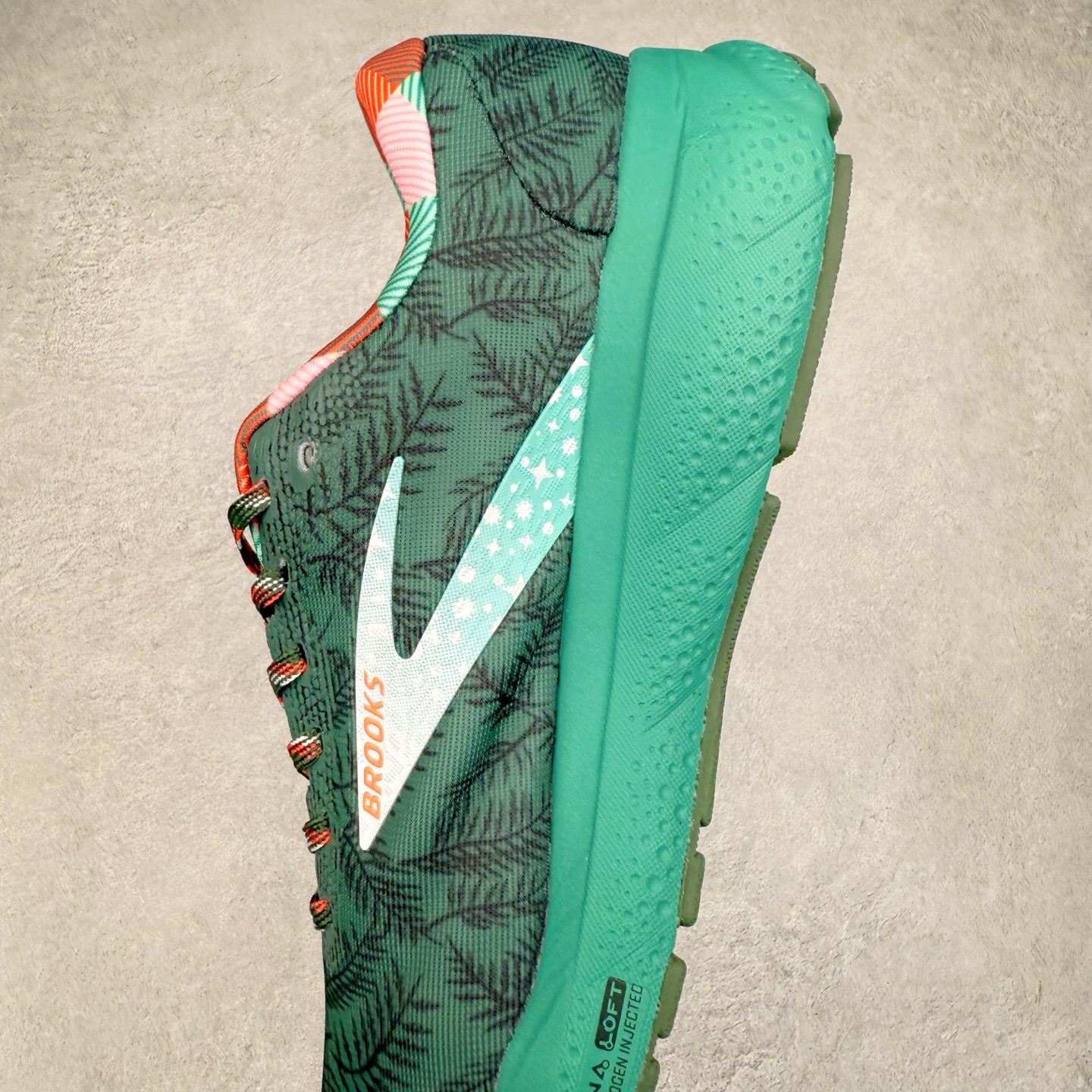 图片[7]-＃DT Brooks布鲁克斯 Ghost 15 马拉松舒适百搭防滑耐磨低帮跑步鞋 Brooks 四大跑鞋之一 百年品牌 跑鞋从外形上基本就能判断这是一款速度跑鞋 简洁干练的外形结构和极强的运动流线型看着非常有速度感 上脚的第一感觉是非常轻 美码9码的鞋单只206g不到 从个人偏好来说 200g左右的竞速鞋最具安全感 鞋面采用单层网布 很薄 前掌使用了大量开放式网眼 排气直接快速 透气性上乘 鞋舌也是轻量化设计 仅为一层麂皮 和脚背完美贴合 鞋舌中央有个防偏穿孔 从实际穿着来看 通常鞋舌都是外偏 如果是防偏穿孔位于中心 防偏效果其实并不十分有效 如果采用趋外侧的偏心设计更有效 鞋帮泡棉填充量不大 但非常紧凑 贴合舒适 包裹稳固 内置硬质TPU保证必要的稳定性 跑鞋中底采用的是DNA FLASH科技材料 DNA FLASH中底科技 是Brooks第一款将氮气注入中底的创新科技 主要原理是借助“超临界流体”发泡技术 将液态氮稳定的转化为气态氮 并使其均匀地形成无数紧密贴合的密闭式气囊结构 尺码：36 36.5 37.5 38 38.5 39 40 40.5 41 42 42.5 43 44 44.5 45 46-选品中心