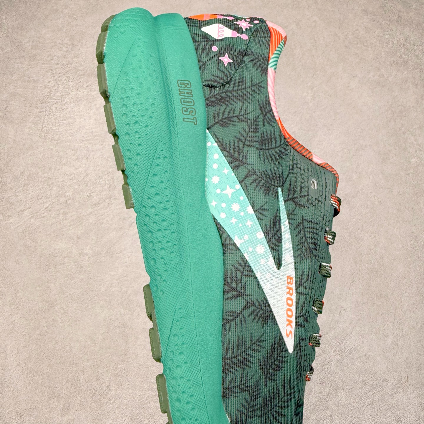 图片[6]-＃DT Brooks布鲁克斯 Ghost 15 马拉松舒适百搭防滑耐磨低帮跑步鞋 Brooks 四大跑鞋之一 百年品牌 跑鞋从外形上基本就能判断这是一款速度跑鞋 简洁干练的外形结构和极强的运动流线型看着非常有速度感 上脚的第一感觉是非常轻 美码9码的鞋单只206g不到 从个人偏好来说 200g左右的竞速鞋最具安全感 鞋面采用单层网布 很薄 前掌使用了大量开放式网眼 排气直接快速 透气性上乘 鞋舌也是轻量化设计 仅为一层麂皮 和脚背完美贴合 鞋舌中央有个防偏穿孔 从实际穿着来看 通常鞋舌都是外偏 如果是防偏穿孔位于中心 防偏效果其实并不十分有效 如果采用趋外侧的偏心设计更有效 鞋帮泡棉填充量不大 但非常紧凑 贴合舒适 包裹稳固 内置硬质TPU保证必要的稳定性 跑鞋中底采用的是DNA FLASH科技材料 DNA FLASH中底科技 是Brooks第一款将氮气注入中底的创新科技 主要原理是借助“超临界流体”发泡技术 将液态氮稳定的转化为气态氮 并使其均匀地形成无数紧密贴合的密闭式气囊结构 尺码：36 36.5 37.5 38 38.5 39 40 40.5 41 42 42.5 43 44 44.5 45 46-选品中心