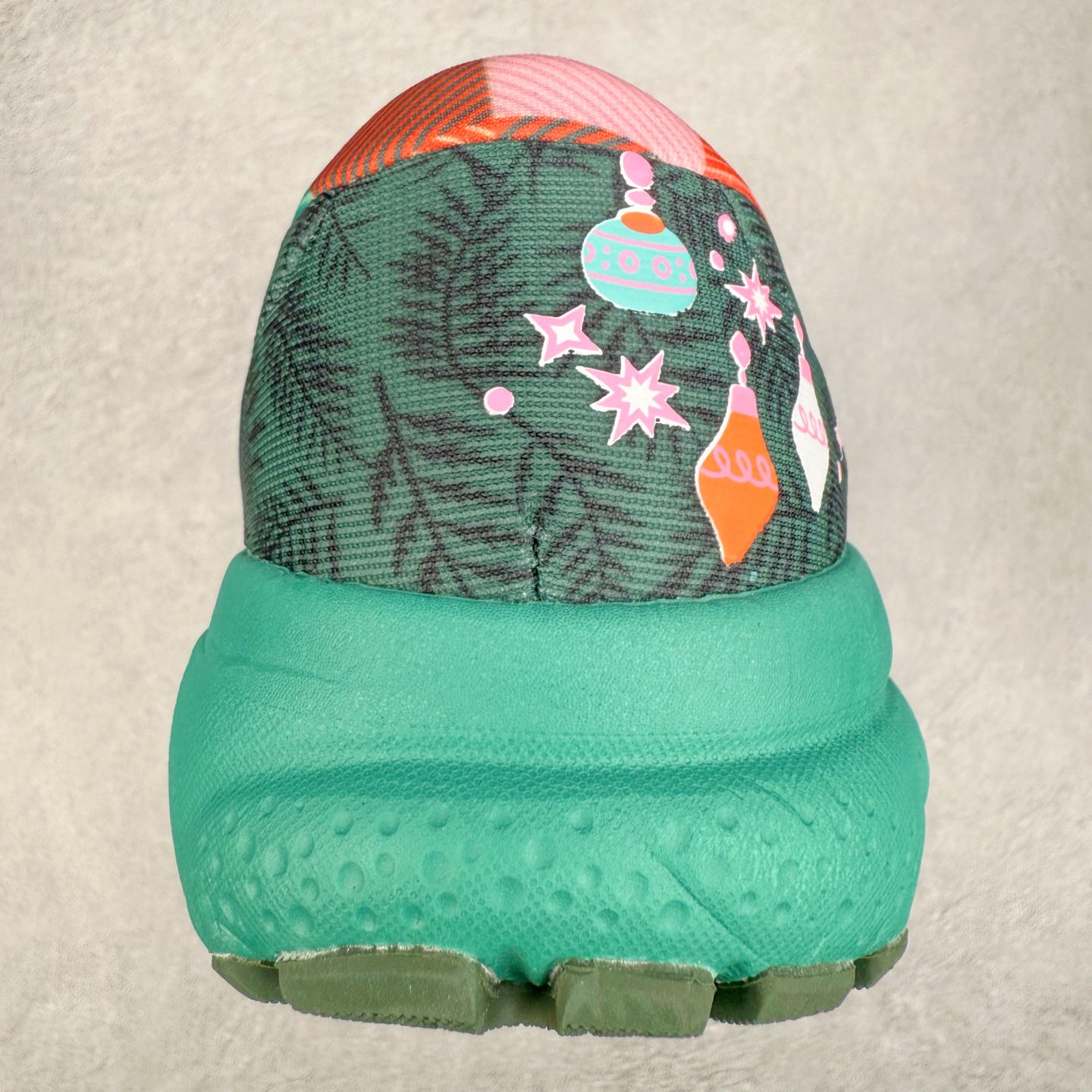 图片[8]-＃DT Brooks布鲁克斯 Ghost 15 马拉松舒适百搭防滑耐磨低帮跑步鞋 Brooks 四大跑鞋之一 百年品牌 跑鞋从外形上基本就能判断这是一款速度跑鞋 简洁干练的外形结构和极强的运动流线型看着非常有速度感 上脚的第一感觉是非常轻 美码9码的鞋单只206g不到 从个人偏好来说 200g左右的竞速鞋最具安全感 鞋面采用单层网布 很薄 前掌使用了大量开放式网眼 排气直接快速 透气性上乘 鞋舌也是轻量化设计 仅为一层麂皮 和脚背完美贴合 鞋舌中央有个防偏穿孔 从实际穿着来看 通常鞋舌都是外偏 如果是防偏穿孔位于中心 防偏效果其实并不十分有效 如果采用趋外侧的偏心设计更有效 鞋帮泡棉填充量不大 但非常紧凑 贴合舒适 包裹稳固 内置硬质TPU保证必要的稳定性 跑鞋中底采用的是DNA FLASH科技材料 DNA FLASH中底科技 是Brooks第一款将氮气注入中底的创新科技 主要原理是借助“超临界流体”发泡技术 将液态氮稳定的转化为气态氮 并使其均匀地形成无数紧密贴合的密闭式气囊结构 尺码：36 36.5 37.5 38 38.5 39 40 40.5 41 42 42.5 43 44 44.5 45 46-选品中心