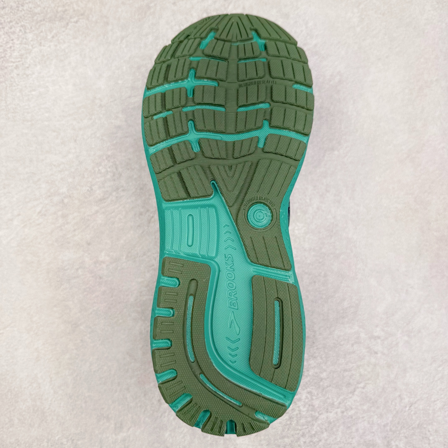 图片[9]-＃DT Brooks布鲁克斯 Ghost 15 马拉松舒适百搭防滑耐磨低帮跑步鞋 Brooks 四大跑鞋之一 百年品牌 跑鞋从外形上基本就能判断这是一款速度跑鞋 简洁干练的外形结构和极强的运动流线型看着非常有速度感 上脚的第一感觉是非常轻 美码9码的鞋单只206g不到 从个人偏好来说 200g左右的竞速鞋最具安全感 鞋面采用单层网布 很薄 前掌使用了大量开放式网眼 排气直接快速 透气性上乘 鞋舌也是轻量化设计 仅为一层麂皮 和脚背完美贴合 鞋舌中央有个防偏穿孔 从实际穿着来看 通常鞋舌都是外偏 如果是防偏穿孔位于中心 防偏效果其实并不十分有效 如果采用趋外侧的偏心设计更有效 鞋帮泡棉填充量不大 但非常紧凑 贴合舒适 包裹稳固 内置硬质TPU保证必要的稳定性 跑鞋中底采用的是DNA FLASH科技材料 DNA FLASH中底科技 是Brooks第一款将氮气注入中底的创新科技 主要原理是借助“超临界流体”发泡技术 将液态氮稳定的转化为气态氮 并使其均匀地形成无数紧密贴合的密闭式气囊结构 尺码：36 36.5 37.5 38 38.5 39 40 40.5 41 42 42.5 43 44 44.5 45 46-选品中心