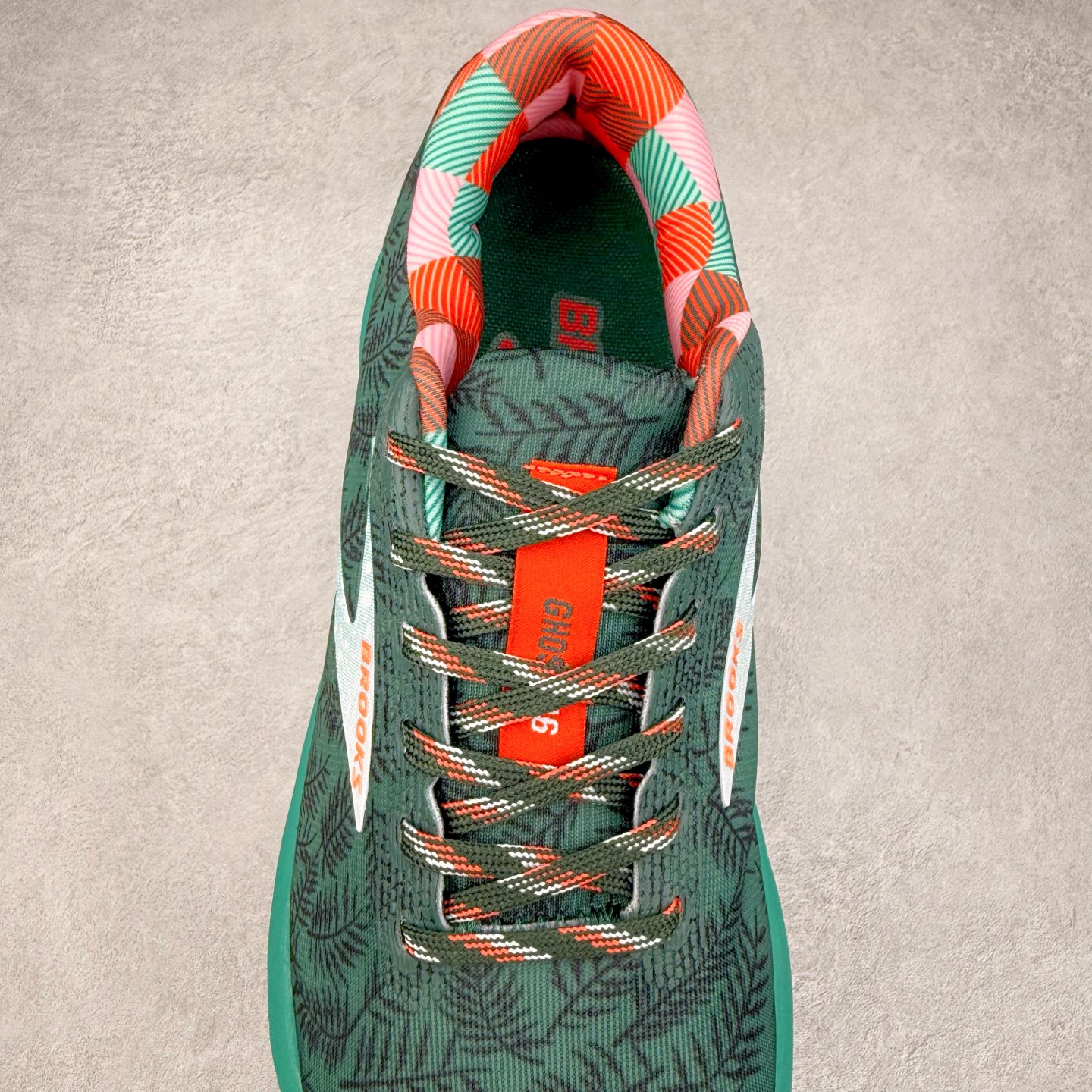 图片[5]-＃DT Brooks布鲁克斯 Ghost 15 马拉松舒适百搭防滑耐磨低帮跑步鞋 Brooks 四大跑鞋之一 百年品牌 跑鞋从外形上基本就能判断这是一款速度跑鞋 简洁干练的外形结构和极强的运动流线型看着非常有速度感 上脚的第一感觉是非常轻 美码9码的鞋单只206g不到 从个人偏好来说 200g左右的竞速鞋最具安全感 鞋面采用单层网布 很薄 前掌使用了大量开放式网眼 排气直接快速 透气性上乘 鞋舌也是轻量化设计 仅为一层麂皮 和脚背完美贴合 鞋舌中央有个防偏穿孔 从实际穿着来看 通常鞋舌都是外偏 如果是防偏穿孔位于中心 防偏效果其实并不十分有效 如果采用趋外侧的偏心设计更有效 鞋帮泡棉填充量不大 但非常紧凑 贴合舒适 包裹稳固 内置硬质TPU保证必要的稳定性 跑鞋中底采用的是DNA FLASH科技材料 DNA FLASH中底科技 是Brooks第一款将氮气注入中底的创新科技 主要原理是借助“超临界流体”发泡技术 将液态氮稳定的转化为气态氮 并使其均匀地形成无数紧密贴合的密闭式气囊结构 尺码：36 36.5 37.5 38 38.5 39 40 40.5 41 42 42.5 43 44 44.5 45 46-选品中心