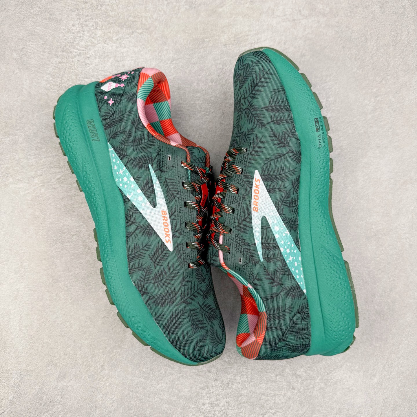 图片[3]-＃DT Brooks布鲁克斯 Ghost 15 马拉松舒适百搭防滑耐磨低帮跑步鞋 Brooks 四大跑鞋之一 百年品牌 跑鞋从外形上基本就能判断这是一款速度跑鞋 简洁干练的外形结构和极强的运动流线型看着非常有速度感 上脚的第一感觉是非常轻 美码9码的鞋单只206g不到 从个人偏好来说 200g左右的竞速鞋最具安全感 鞋面采用单层网布 很薄 前掌使用了大量开放式网眼 排气直接快速 透气性上乘 鞋舌也是轻量化设计 仅为一层麂皮 和脚背完美贴合 鞋舌中央有个防偏穿孔 从实际穿着来看 通常鞋舌都是外偏 如果是防偏穿孔位于中心 防偏效果其实并不十分有效 如果采用趋外侧的偏心设计更有效 鞋帮泡棉填充量不大 但非常紧凑 贴合舒适 包裹稳固 内置硬质TPU保证必要的稳定性 跑鞋中底采用的是DNA FLASH科技材料 DNA FLASH中底科技 是Brooks第一款将氮气注入中底的创新科技 主要原理是借助“超临界流体”发泡技术 将液态氮稳定的转化为气态氮 并使其均匀地形成无数紧密贴合的密闭式气囊结构 尺码：36 36.5 37.5 38 38.5 39 40 40.5 41 42 42.5 43 44 44.5 45 46-选品中心