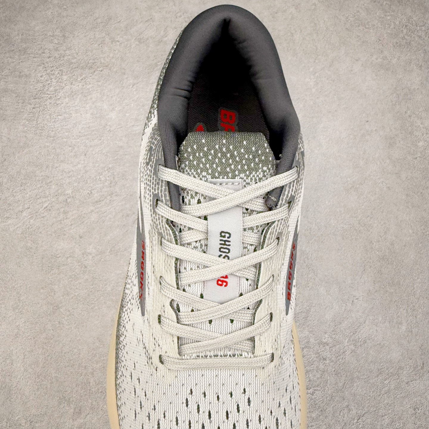 图片[5]-＃DT Brooks布鲁克斯 Ghost 15 马拉松舒适百搭防滑耐磨低帮跑步鞋 Brooks 四大跑鞋之一 百年品牌 跑鞋从外形上基本就能判断这是一款速度跑鞋 简洁干练的外形结构和极强的运动流线型看着非常有速度感 上脚的第一感觉是非常轻 美码9码的鞋单只206g不到 从个人偏好来说 200g左右的竞速鞋最具安全感 鞋面采用单层网布 很薄 前掌使用了大量开放式网眼 排气直接快速 透气性上乘 鞋舌也是轻量化设计 仅为一层麂皮 和脚背完美贴合 鞋舌中央有个防偏穿孔 从实际穿着来看 通常鞋舌都是外偏 如果是防偏穿孔位于中心 防偏效果其实并不十分有效 如果采用趋外侧的偏心设计更有效 鞋帮泡棉填充量不大 但非常紧凑 贴合舒适 包裹稳固 内置硬质TPU保证必要的稳定性 跑鞋中底采用的是DNA FLASH科技材料 DNA FLASH中底科技 是Brooks第一款将氮气注入中底的创新科技 主要原理是借助“超临界流体”发泡技术 将液态氮稳定的转化为气态氮 并使其均匀地形成无数紧密贴合的密闭式气囊结构 尺码：36 36.5 37.5 38 38.5 39 40 40.5 41 42 42.5 43 44 44.5 45 46-选品中心