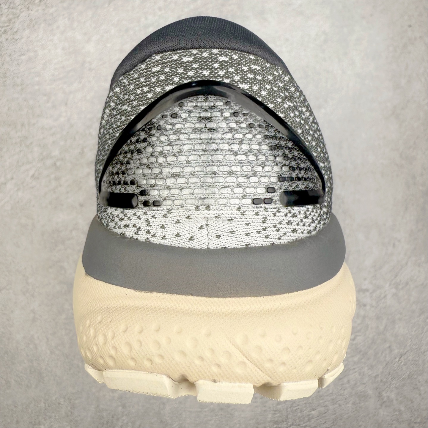 图片[8]-＃DT Brooks布鲁克斯 Ghost 15 马拉松舒适百搭防滑耐磨低帮跑步鞋 Brooks 四大跑鞋之一 百年品牌 跑鞋从外形上基本就能判断这是一款速度跑鞋 简洁干练的外形结构和极强的运动流线型看着非常有速度感 上脚的第一感觉是非常轻 美码9码的鞋单只206g不到 从个人偏好来说 200g左右的竞速鞋最具安全感 鞋面采用单层网布 很薄 前掌使用了大量开放式网眼 排气直接快速 透气性上乘 鞋舌也是轻量化设计 仅为一层麂皮 和脚背完美贴合 鞋舌中央有个防偏穿孔 从实际穿着来看 通常鞋舌都是外偏 如果是防偏穿孔位于中心 防偏效果其实并不十分有效 如果采用趋外侧的偏心设计更有效 鞋帮泡棉填充量不大 但非常紧凑 贴合舒适 包裹稳固 内置硬质TPU保证必要的稳定性 跑鞋中底采用的是DNA FLASH科技材料 DNA FLASH中底科技 是Brooks第一款将氮气注入中底的创新科技 主要原理是借助“超临界流体”发泡技术 将液态氮稳定的转化为气态氮 并使其均匀地形成无数紧密贴合的密闭式气囊结构 尺码：36 36.5 37.5 38 38.5 39 40 40.5 41 42 42.5 43 44 44.5 45 46-选品中心