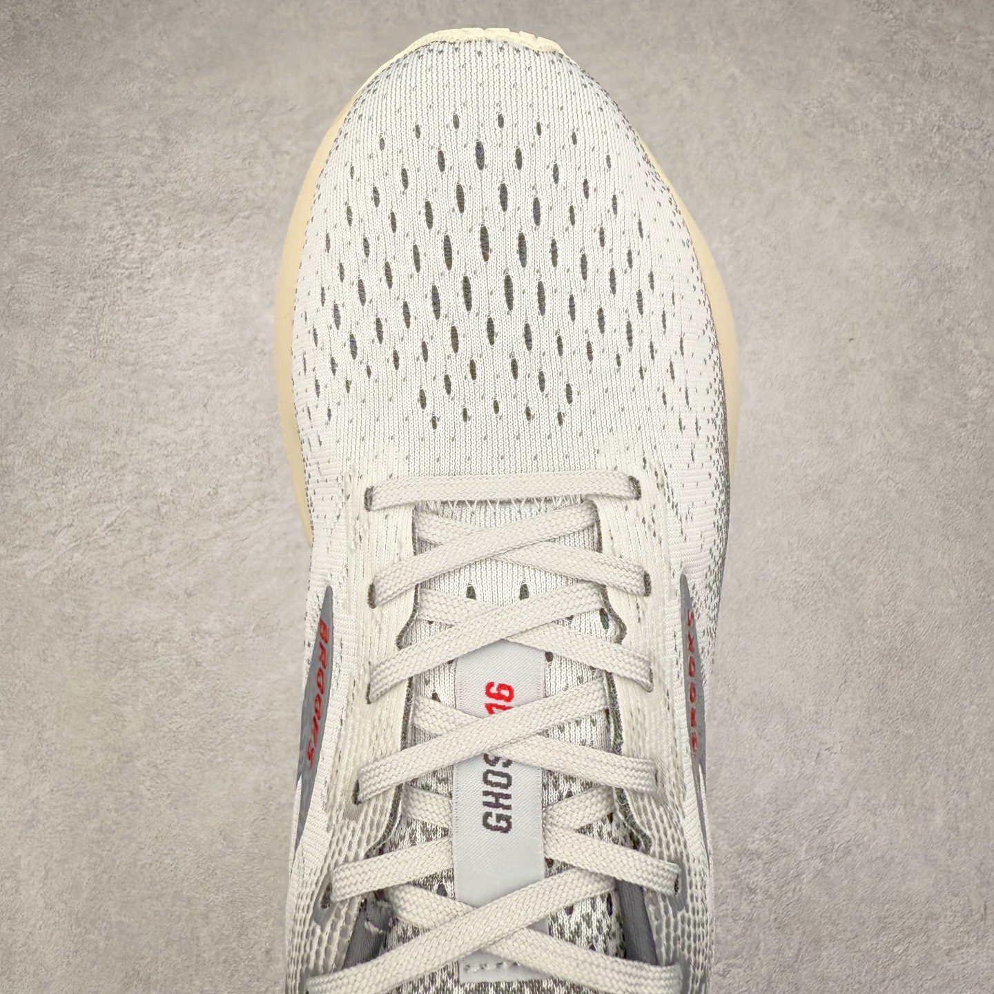 图片[4]-＃DT Brooks布鲁克斯 Ghost 15 马拉松舒适百搭防滑耐磨低帮跑步鞋 Brooks 四大跑鞋之一 百年品牌 跑鞋从外形上基本就能判断这是一款速度跑鞋 简洁干练的外形结构和极强的运动流线型看着非常有速度感 上脚的第一感觉是非常轻 美码9码的鞋单只206g不到 从个人偏好来说 200g左右的竞速鞋最具安全感 鞋面采用单层网布 很薄 前掌使用了大量开放式网眼 排气直接快速 透气性上乘 鞋舌也是轻量化设计 仅为一层麂皮 和脚背完美贴合 鞋舌中央有个防偏穿孔 从实际穿着来看 通常鞋舌都是外偏 如果是防偏穿孔位于中心 防偏效果其实并不十分有效 如果采用趋外侧的偏心设计更有效 鞋帮泡棉填充量不大 但非常紧凑 贴合舒适 包裹稳固 内置硬质TPU保证必要的稳定性 跑鞋中底采用的是DNA FLASH科技材料 DNA FLASH中底科技 是Brooks第一款将氮气注入中底的创新科技 主要原理是借助“超临界流体”发泡技术 将液态氮稳定的转化为气态氮 并使其均匀地形成无数紧密贴合的密闭式气囊结构 尺码：36 36.5 37.5 38 38.5 39 40 40.5 41 42 42.5 43 44 44.5 45 46-选品中心