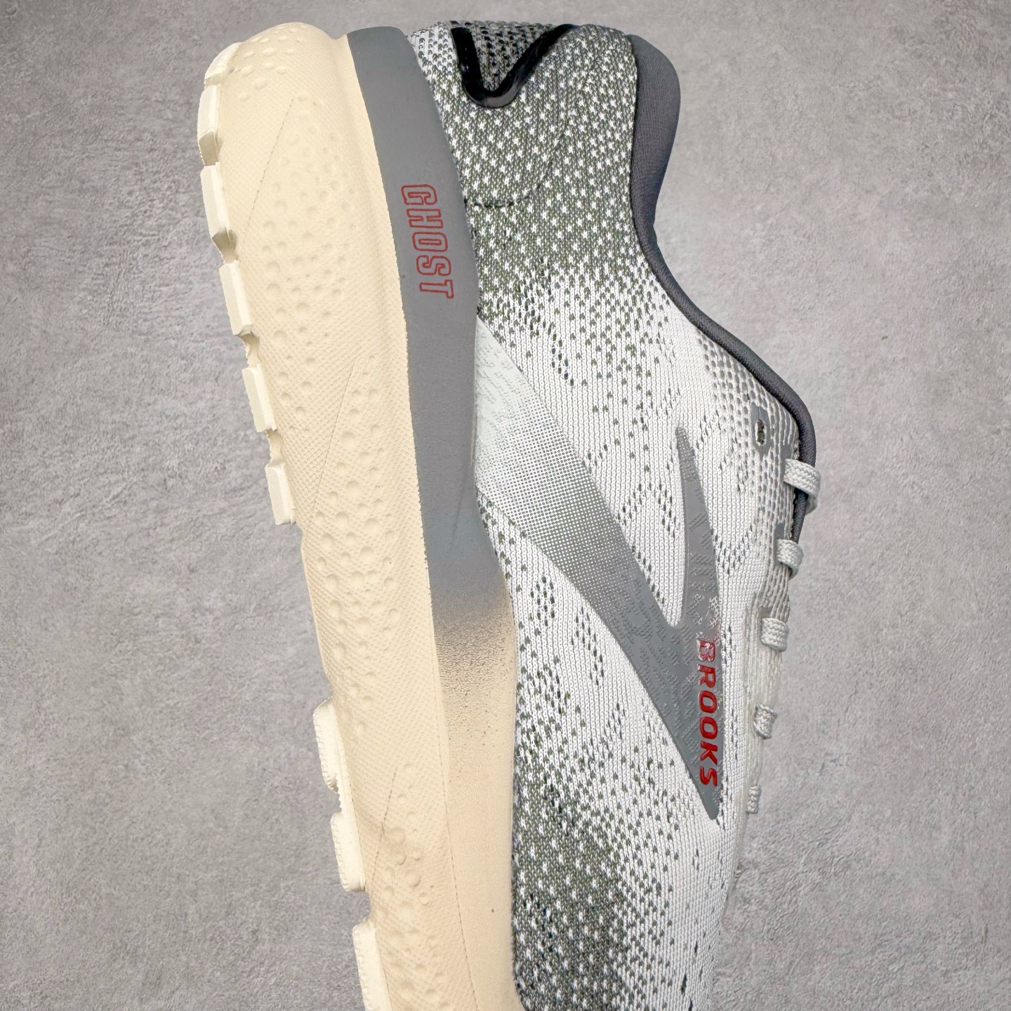 图片[6]-＃DT Brooks布鲁克斯 Ghost 15 马拉松舒适百搭防滑耐磨低帮跑步鞋 Brooks 四大跑鞋之一 百年品牌 跑鞋从外形上基本就能判断这是一款速度跑鞋 简洁干练的外形结构和极强的运动流线型看着非常有速度感 上脚的第一感觉是非常轻 美码9码的鞋单只206g不到 从个人偏好来说 200g左右的竞速鞋最具安全感 鞋面采用单层网布 很薄 前掌使用了大量开放式网眼 排气直接快速 透气性上乘 鞋舌也是轻量化设计 仅为一层麂皮 和脚背完美贴合 鞋舌中央有个防偏穿孔 从实际穿着来看 通常鞋舌都是外偏 如果是防偏穿孔位于中心 防偏效果其实并不十分有效 如果采用趋外侧的偏心设计更有效 鞋帮泡棉填充量不大 但非常紧凑 贴合舒适 包裹稳固 内置硬质TPU保证必要的稳定性 跑鞋中底采用的是DNA FLASH科技材料 DNA FLASH中底科技 是Brooks第一款将氮气注入中底的创新科技 主要原理是借助“超临界流体”发泡技术 将液态氮稳定的转化为气态氮 并使其均匀地形成无数紧密贴合的密闭式气囊结构 尺码：36 36.5 37.5 38 38.5 39 40 40.5 41 42 42.5 43 44 44.5 45 46-选品中心