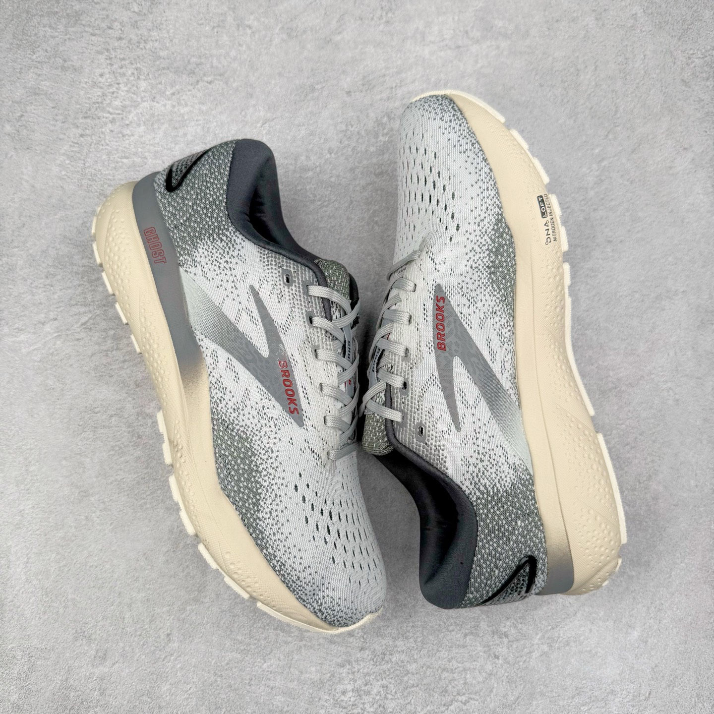 图片[3]-＃DT Brooks布鲁克斯 Ghost 15 马拉松舒适百搭防滑耐磨低帮跑步鞋 Brooks 四大跑鞋之一 百年品牌 跑鞋从外形上基本就能判断这是一款速度跑鞋 简洁干练的外形结构和极强的运动流线型看着非常有速度感 上脚的第一感觉是非常轻 美码9码的鞋单只206g不到 从个人偏好来说 200g左右的竞速鞋最具安全感 鞋面采用单层网布 很薄 前掌使用了大量开放式网眼 排气直接快速 透气性上乘 鞋舌也是轻量化设计 仅为一层麂皮 和脚背完美贴合 鞋舌中央有个防偏穿孔 从实际穿着来看 通常鞋舌都是外偏 如果是防偏穿孔位于中心 防偏效果其实并不十分有效 如果采用趋外侧的偏心设计更有效 鞋帮泡棉填充量不大 但非常紧凑 贴合舒适 包裹稳固 内置硬质TPU保证必要的稳定性 跑鞋中底采用的是DNA FLASH科技材料 DNA FLASH中底科技 是Brooks第一款将氮气注入中底的创新科技 主要原理是借助“超临界流体”发泡技术 将液态氮稳定的转化为气态氮 并使其均匀地形成无数紧密贴合的密闭式气囊结构 尺码：36 36.5 37.5 38 38.5 39 40 40.5 41 42 42.5 43 44 44.5 45 46-选品中心