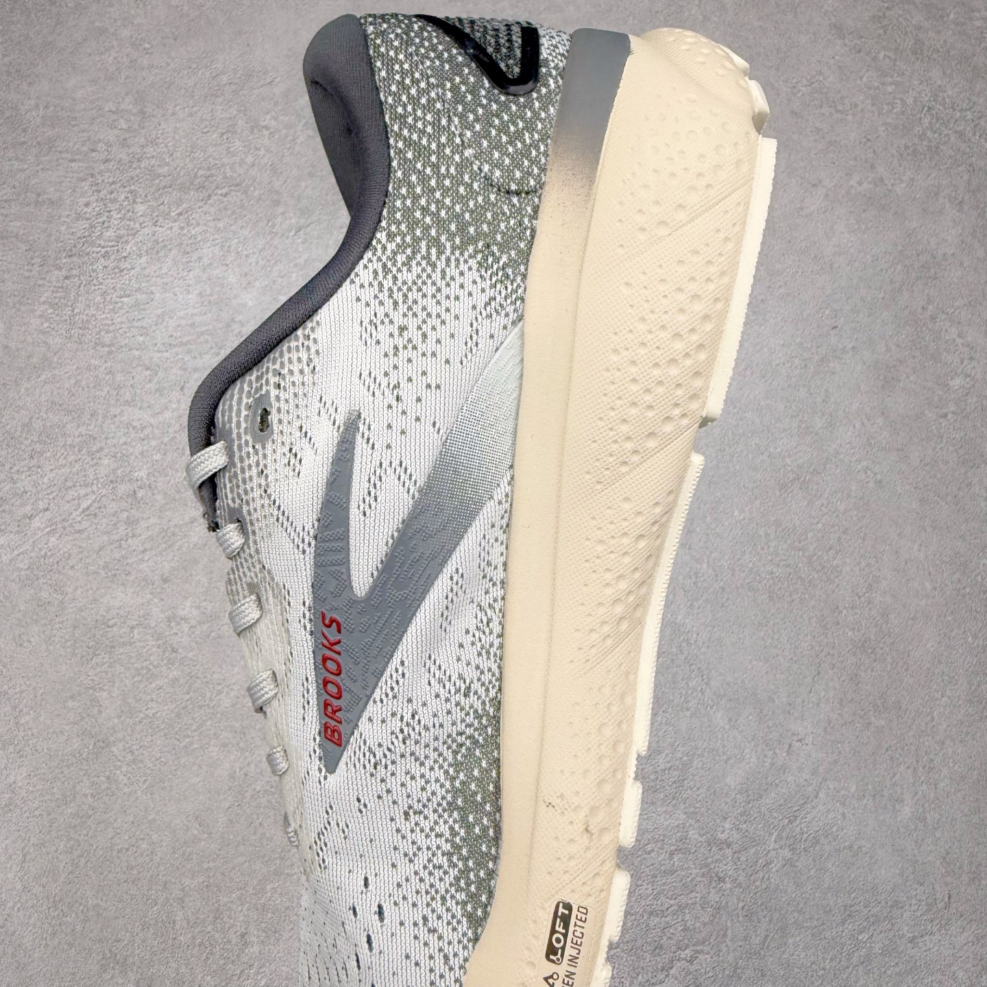 图片[7]-＃DT Brooks布鲁克斯 Ghost 15 马拉松舒适百搭防滑耐磨低帮跑步鞋 Brooks 四大跑鞋之一 百年品牌 跑鞋从外形上基本就能判断这是一款速度跑鞋 简洁干练的外形结构和极强的运动流线型看着非常有速度感 上脚的第一感觉是非常轻 美码9码的鞋单只206g不到 从个人偏好来说 200g左右的竞速鞋最具安全感 鞋面采用单层网布 很薄 前掌使用了大量开放式网眼 排气直接快速 透气性上乘 鞋舌也是轻量化设计 仅为一层麂皮 和脚背完美贴合 鞋舌中央有个防偏穿孔 从实际穿着来看 通常鞋舌都是外偏 如果是防偏穿孔位于中心 防偏效果其实并不十分有效 如果采用趋外侧的偏心设计更有效 鞋帮泡棉填充量不大 但非常紧凑 贴合舒适 包裹稳固 内置硬质TPU保证必要的稳定性 跑鞋中底采用的是DNA FLASH科技材料 DNA FLASH中底科技 是Brooks第一款将氮气注入中底的创新科技 主要原理是借助“超临界流体”发泡技术 将液态氮稳定的转化为气态氮 并使其均匀地形成无数紧密贴合的密闭式气囊结构 尺码：36 36.5 37.5 38 38.5 39 40 40.5 41 42 42.5 43 44 44.5 45 46-选品中心