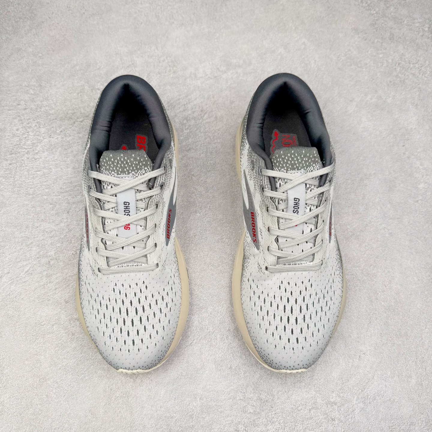 图片[2]-＃DT Brooks布鲁克斯 Ghost 15 马拉松舒适百搭防滑耐磨低帮跑步鞋 Brooks 四大跑鞋之一 百年品牌 跑鞋从外形上基本就能判断这是一款速度跑鞋 简洁干练的外形结构和极强的运动流线型看着非常有速度感 上脚的第一感觉是非常轻 美码9码的鞋单只206g不到 从个人偏好来说 200g左右的竞速鞋最具安全感 鞋面采用单层网布 很薄 前掌使用了大量开放式网眼 排气直接快速 透气性上乘 鞋舌也是轻量化设计 仅为一层麂皮 和脚背完美贴合 鞋舌中央有个防偏穿孔 从实际穿着来看 通常鞋舌都是外偏 如果是防偏穿孔位于中心 防偏效果其实并不十分有效 如果采用趋外侧的偏心设计更有效 鞋帮泡棉填充量不大 但非常紧凑 贴合舒适 包裹稳固 内置硬质TPU保证必要的稳定性 跑鞋中底采用的是DNA FLASH科技材料 DNA FLASH中底科技 是Brooks第一款将氮气注入中底的创新科技 主要原理是借助“超临界流体”发泡技术 将液态氮稳定的转化为气态氮 并使其均匀地形成无数紧密贴合的密闭式气囊结构 尺码：36 36.5 37.5 38 38.5 39 40 40.5 41 42 42.5 43 44 44.5 45 46-选品中心