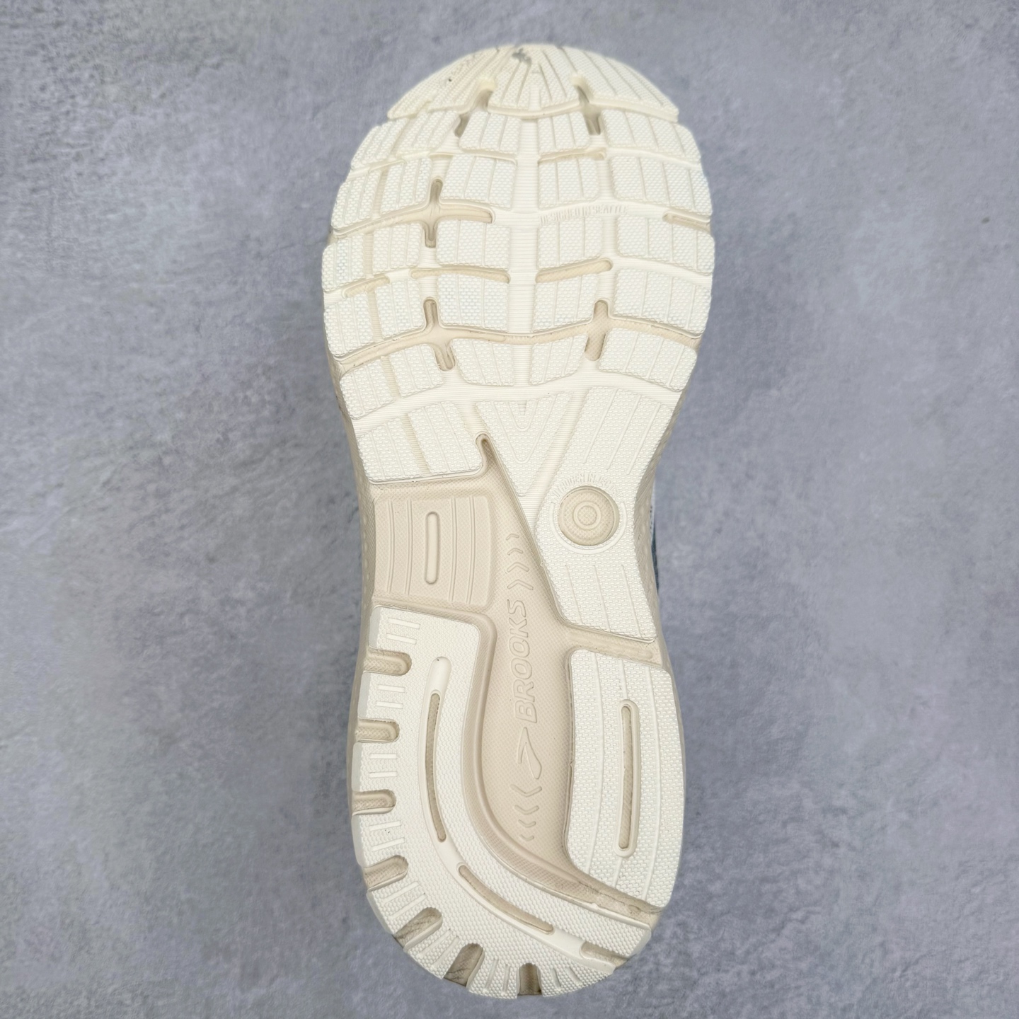 图片[9]-＃DT Brooks布鲁克斯 Ghost 15 马拉松舒适百搭防滑耐磨低帮跑步鞋 Brooks 四大跑鞋之一 百年品牌 跑鞋从外形上基本就能判断这是一款速度跑鞋 简洁干练的外形结构和极强的运动流线型看着非常有速度感 上脚的第一感觉是非常轻 美码9码的鞋单只206g不到 从个人偏好来说 200g左右的竞速鞋最具安全感 鞋面采用单层网布 很薄 前掌使用了大量开放式网眼 排气直接快速 透气性上乘 鞋舌也是轻量化设计 仅为一层麂皮 和脚背完美贴合 鞋舌中央有个防偏穿孔 从实际穿着来看 通常鞋舌都是外偏 如果是防偏穿孔位于中心 防偏效果其实并不十分有效 如果采用趋外侧的偏心设计更有效 鞋帮泡棉填充量不大 但非常紧凑 贴合舒适 包裹稳固 内置硬质TPU保证必要的稳定性 跑鞋中底采用的是DNA FLASH科技材料 DNA FLASH中底科技 是Brooks第一款将氮气注入中底的创新科技 主要原理是借助“超临界流体”发泡技术 将液态氮稳定的转化为气态氮 并使其均匀地形成无数紧密贴合的密闭式气囊结构 尺码：36 36.5 37.5 38 38.5 39 40 40.5 41 42 42.5 43 44 44.5 45 46-选品中心