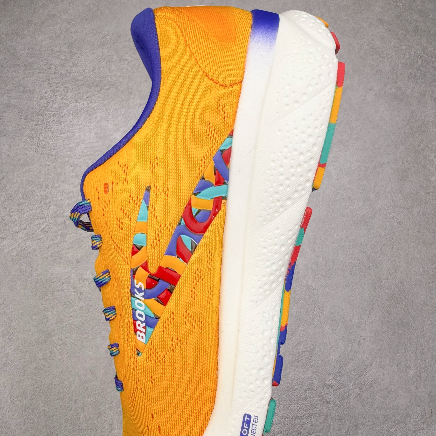 图片[7]-＃DT Brooks布鲁克斯 Ghost 15 马拉松舒适百搭防滑耐磨低帮跑步鞋 Brooks 四大跑鞋之一 百年品牌 跑鞋从外形上基本就能判断这是一款速度跑鞋 简洁干练的外形结构和极强的运动流线型看着非常有速度感 上脚的第一感觉是非常轻 美码9码的鞋单只206g不到 从个人偏好来说 200g左右的竞速鞋最具安全感 鞋面采用单层网布 很薄 前掌使用了大量开放式网眼 排气直接快速 透气性上乘 鞋舌也是轻量化设计 仅为一层麂皮 和脚背完美贴合 鞋舌中央有个防偏穿孔 从实际穿着来看 通常鞋舌都是外偏 如果是防偏穿孔位于中心 防偏效果其实并不十分有效 如果采用趋外侧的偏心设计更有效 鞋帮泡棉填充量不大 但非常紧凑 贴合舒适 包裹稳固 内置硬质TPU保证必要的稳定性 跑鞋中底采用的是DNA FLASH科技材料 DNA FLASH中底科技 是Brooks第一款将氮气注入中底的创新科技 主要原理是借助“超临界流体”发泡技术 将液态氮稳定的转化为气态氮 并使其均匀地形成无数紧密贴合的密闭式气囊结构 尺码：36 36.5 37.5 38 38.5 39 40 40.5 41 42 42.5 43 44 44.5 45 46-选品中心