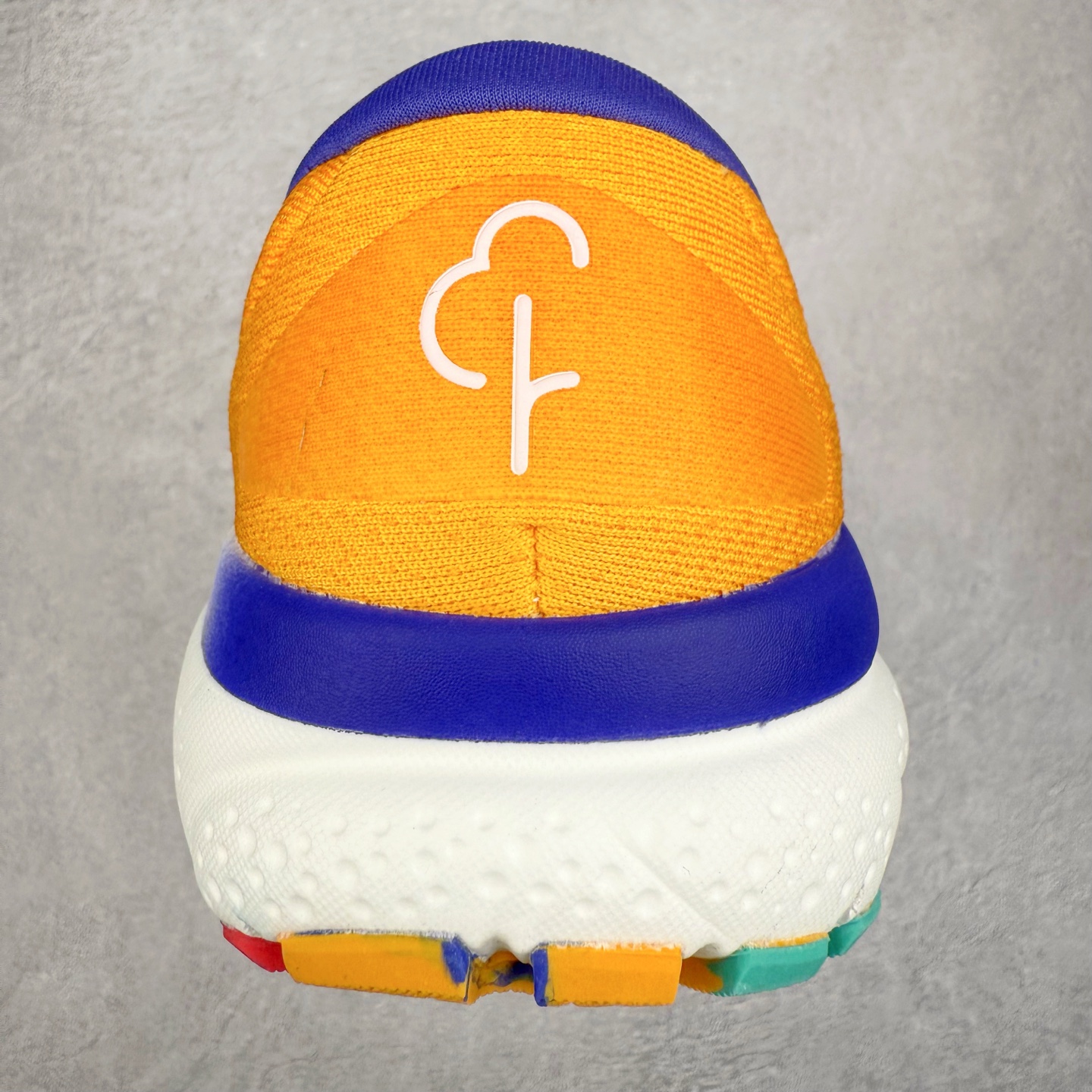 图片[8]-＃DT Brooks布鲁克斯 Ghost 15 马拉松舒适百搭防滑耐磨低帮跑步鞋 Brooks 四大跑鞋之一 百年品牌 跑鞋从外形上基本就能判断这是一款速度跑鞋 简洁干练的外形结构和极强的运动流线型看着非常有速度感 上脚的第一感觉是非常轻 美码9码的鞋单只206g不到 从个人偏好来说 200g左右的竞速鞋最具安全感 鞋面采用单层网布 很薄 前掌使用了大量开放式网眼 排气直接快速 透气性上乘 鞋舌也是轻量化设计 仅为一层麂皮 和脚背完美贴合 鞋舌中央有个防偏穿孔 从实际穿着来看 通常鞋舌都是外偏 如果是防偏穿孔位于中心 防偏效果其实并不十分有效 如果采用趋外侧的偏心设计更有效 鞋帮泡棉填充量不大 但非常紧凑 贴合舒适 包裹稳固 内置硬质TPU保证必要的稳定性 跑鞋中底采用的是DNA FLASH科技材料 DNA FLASH中底科技 是Brooks第一款将氮气注入中底的创新科技 主要原理是借助“超临界流体”发泡技术 将液态氮稳定的转化为气态氮 并使其均匀地形成无数紧密贴合的密闭式气囊结构 尺码：36 36.5 37.5 38 38.5 39 40 40.5 41 42 42.5 43 44 44.5 45 46-选品中心