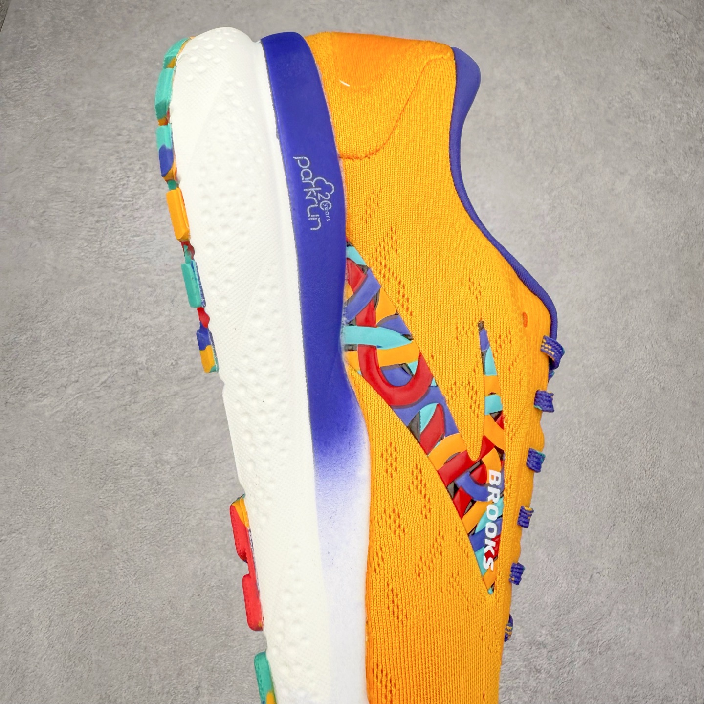 图片[6]-＃DT Brooks布鲁克斯 Ghost 15 马拉松舒适百搭防滑耐磨低帮跑步鞋 Brooks 四大跑鞋之一 百年品牌 跑鞋从外形上基本就能判断这是一款速度跑鞋 简洁干练的外形结构和极强的运动流线型看着非常有速度感 上脚的第一感觉是非常轻 美码9码的鞋单只206g不到 从个人偏好来说 200g左右的竞速鞋最具安全感 鞋面采用单层网布 很薄 前掌使用了大量开放式网眼 排气直接快速 透气性上乘 鞋舌也是轻量化设计 仅为一层麂皮 和脚背完美贴合 鞋舌中央有个防偏穿孔 从实际穿着来看 通常鞋舌都是外偏 如果是防偏穿孔位于中心 防偏效果其实并不十分有效 如果采用趋外侧的偏心设计更有效 鞋帮泡棉填充量不大 但非常紧凑 贴合舒适 包裹稳固 内置硬质TPU保证必要的稳定性 跑鞋中底采用的是DNA FLASH科技材料 DNA FLASH中底科技 是Brooks第一款将氮气注入中底的创新科技 主要原理是借助“超临界流体”发泡技术 将液态氮稳定的转化为气态氮 并使其均匀地形成无数紧密贴合的密闭式气囊结构 尺码：36 36.5 37.5 38 38.5 39 40 40.5 41 42 42.5 43 44 44.5 45 46-选品中心